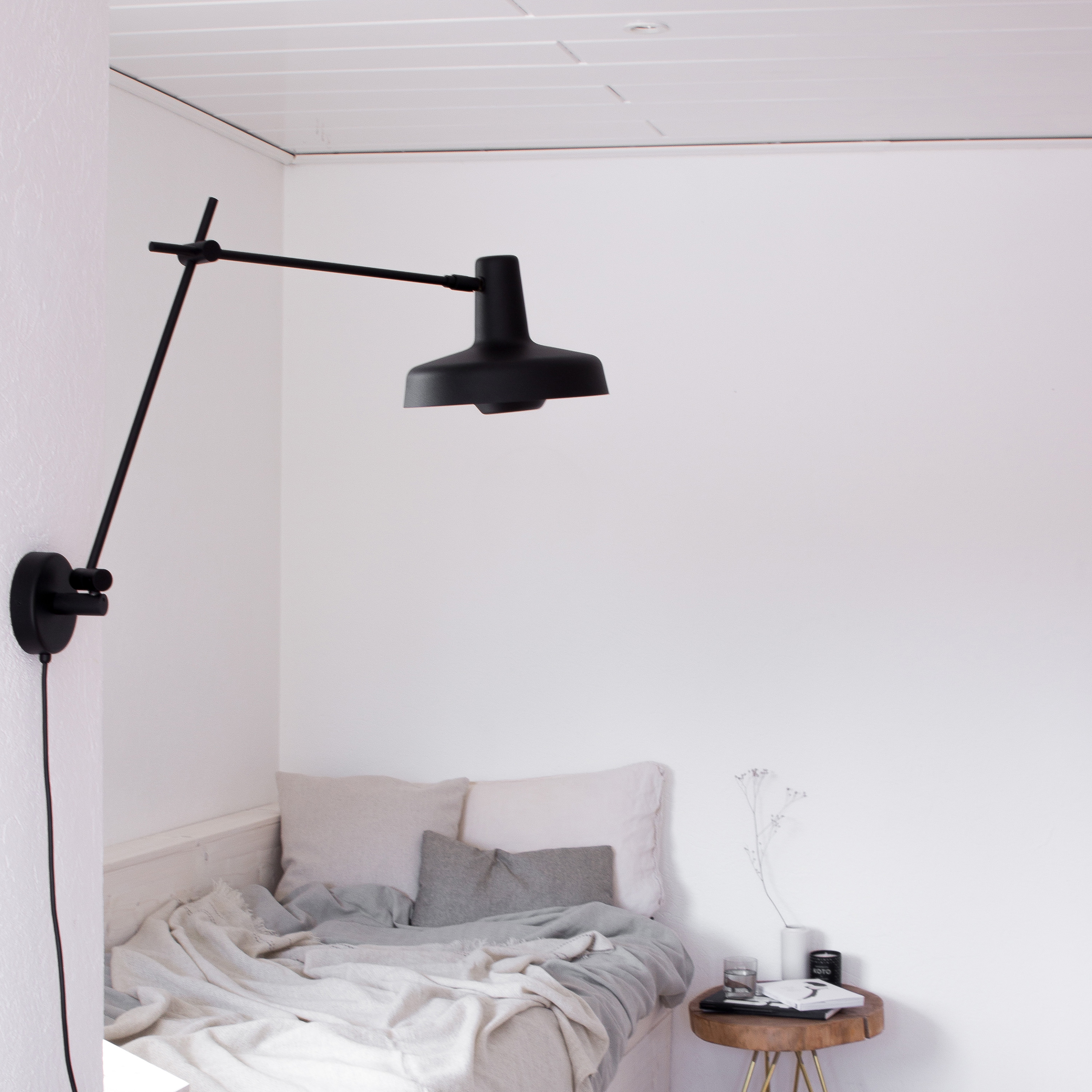 Grupa Arigato Seinävalaisin Black