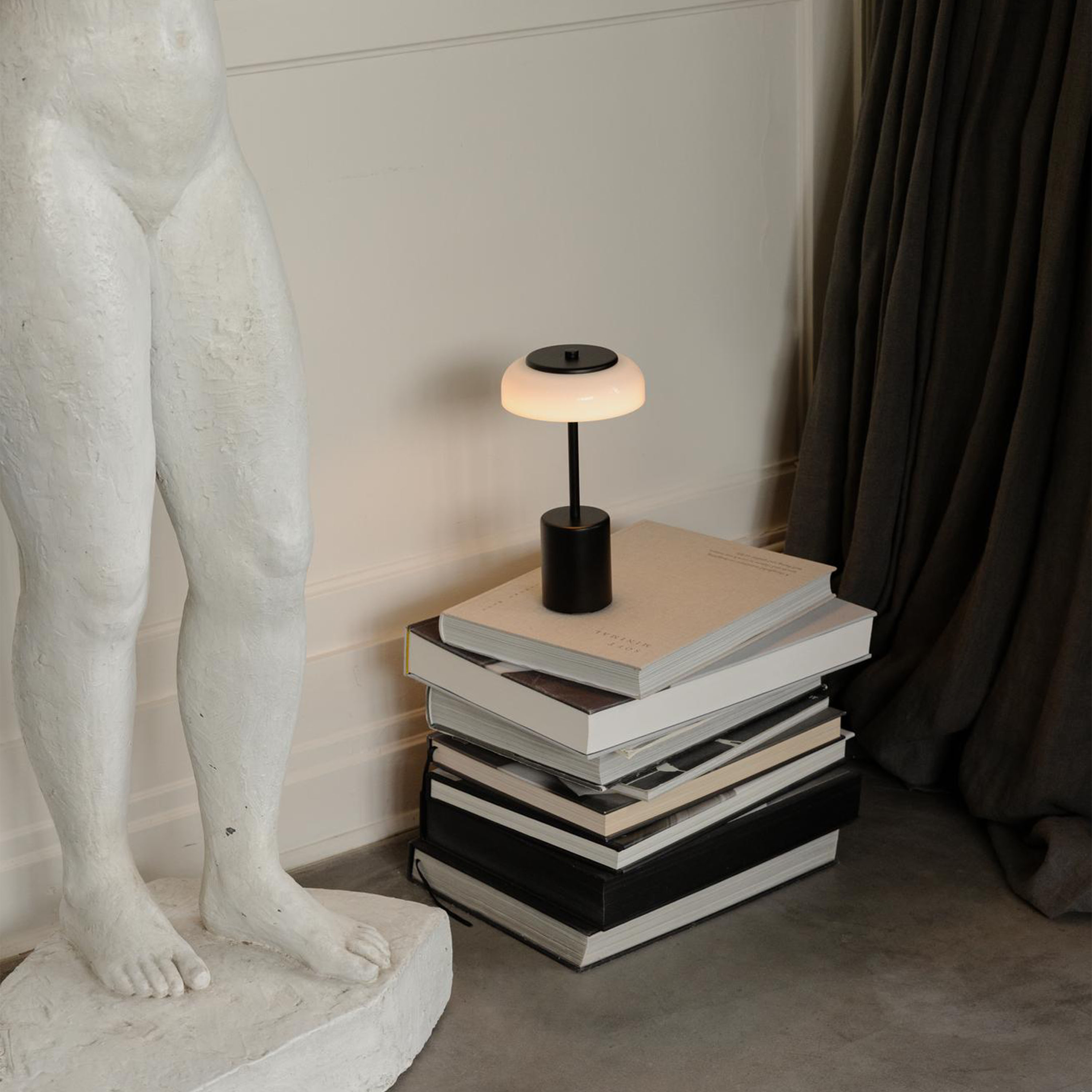 Nuura Blossi Portabel Bordslampa Black/Opal Mini