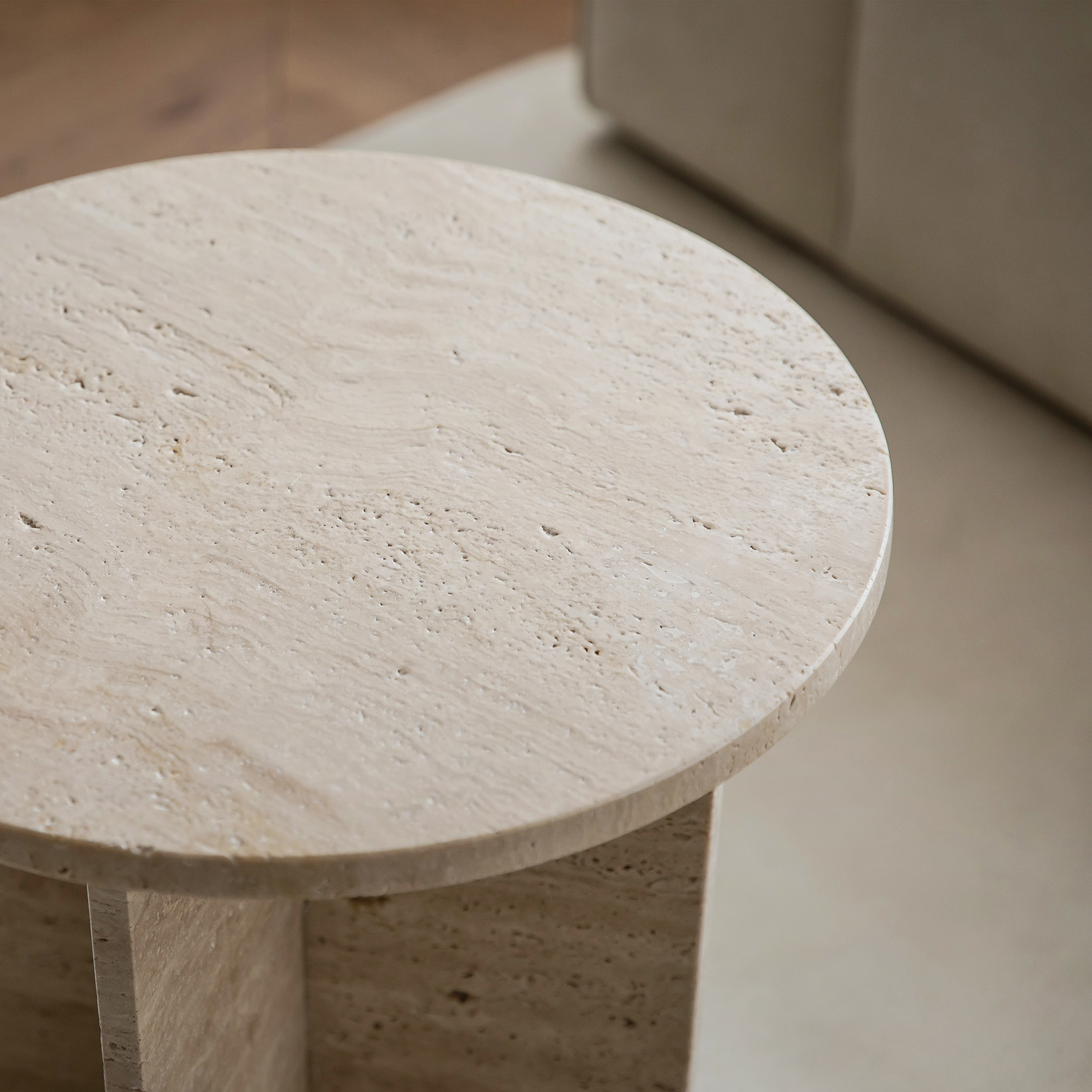 Sleepo Collection Travis Sidobord Travertin Ø50