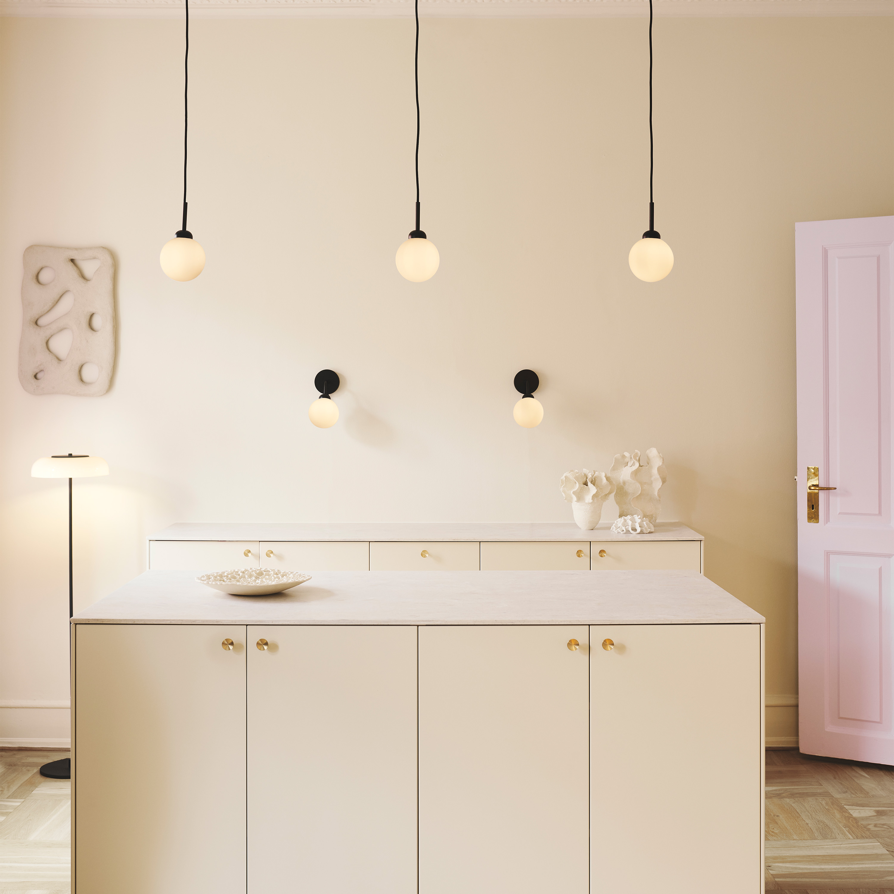 Nuura Apiales Vägglampa Satin Black/Opal