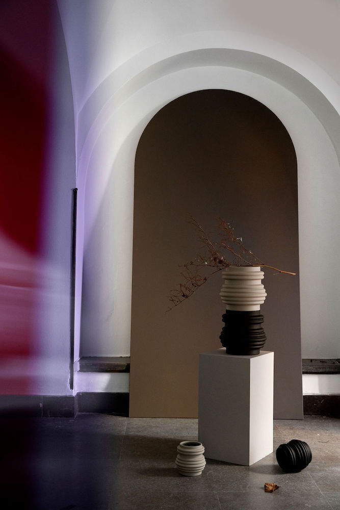 Byon Mila Vas Svart 16cm