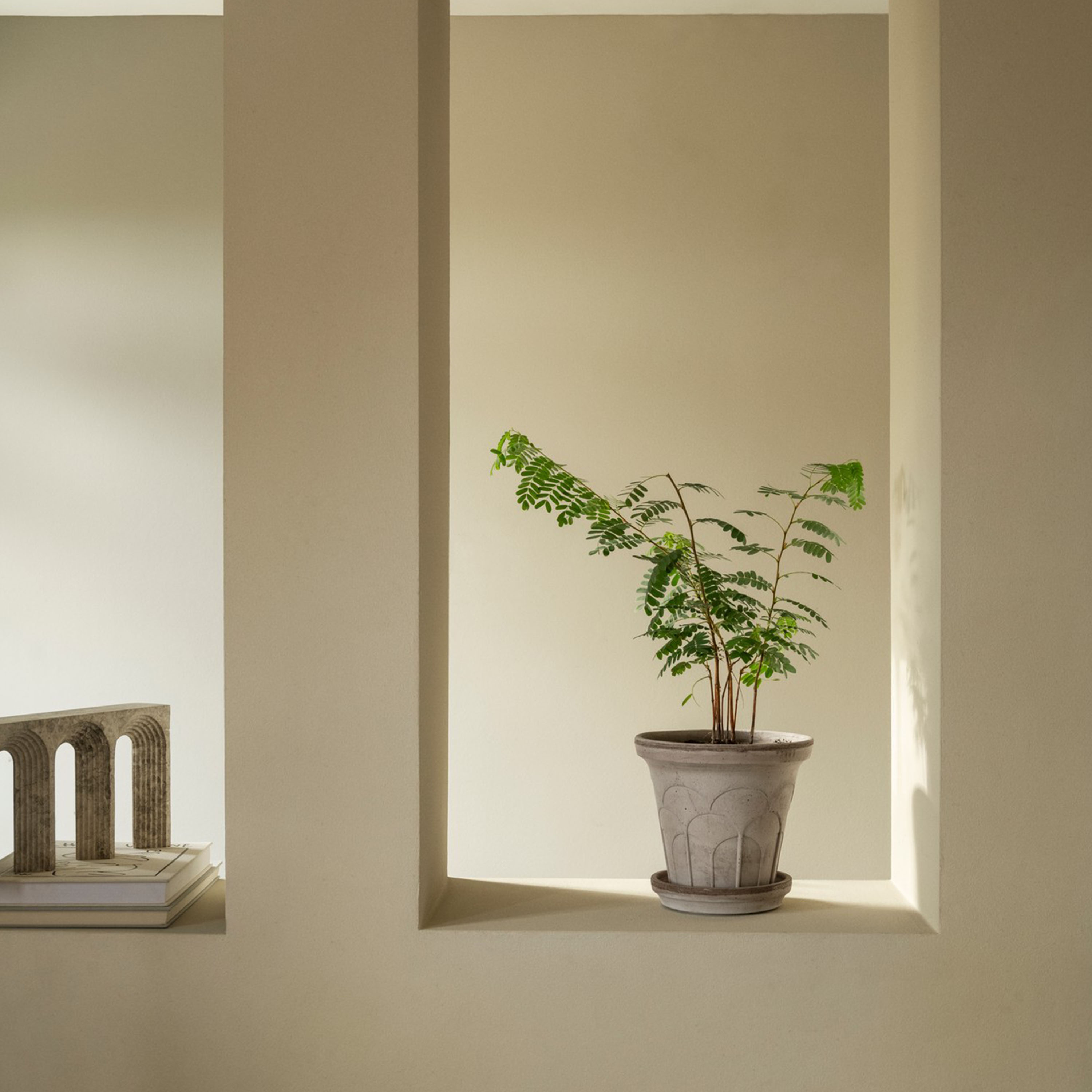 Bergs Potter Fleur Ruukku aluslautasella Raw Grey Ø24