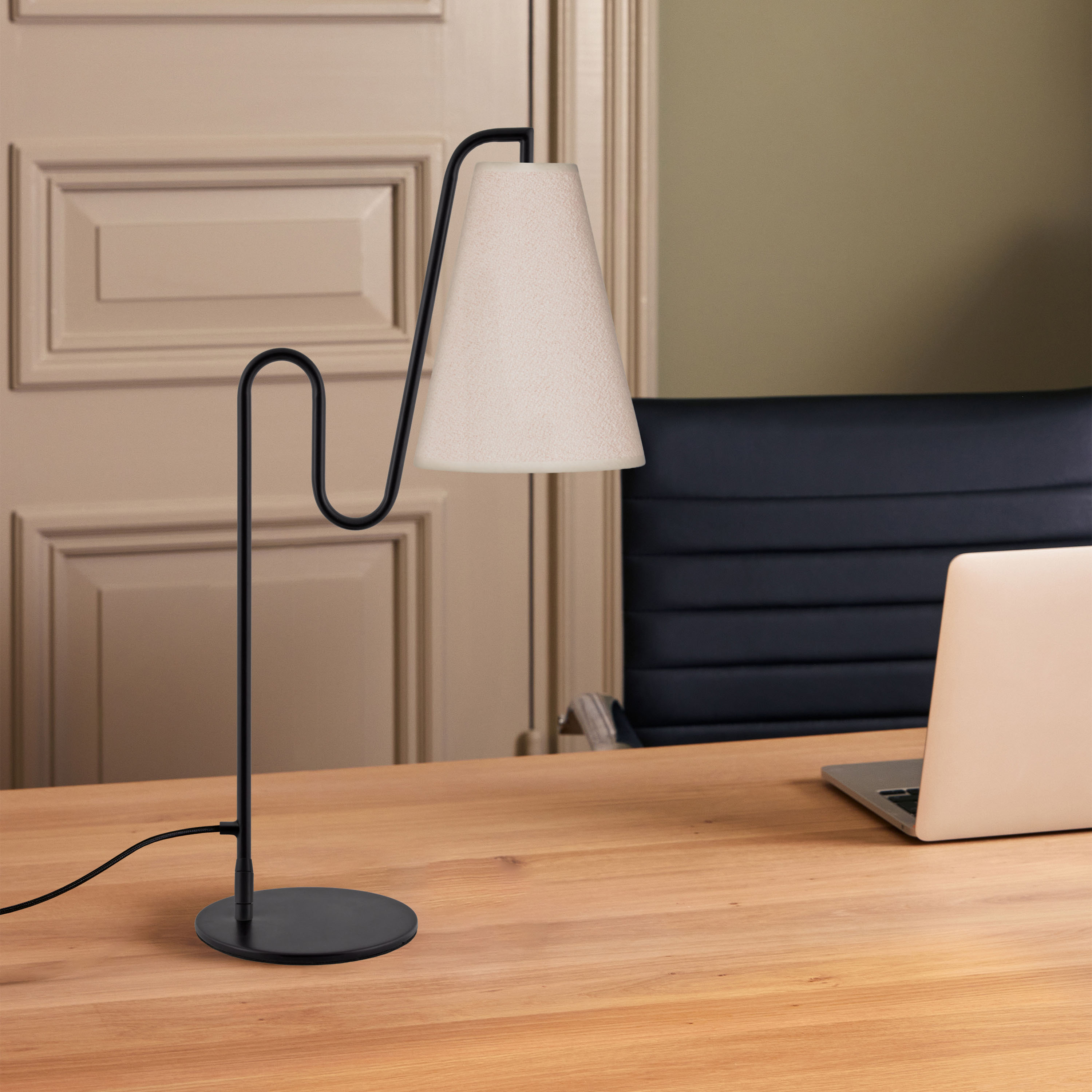 Globen Lighting Lou Tischlampe Weißer Bouclé/Schwarz