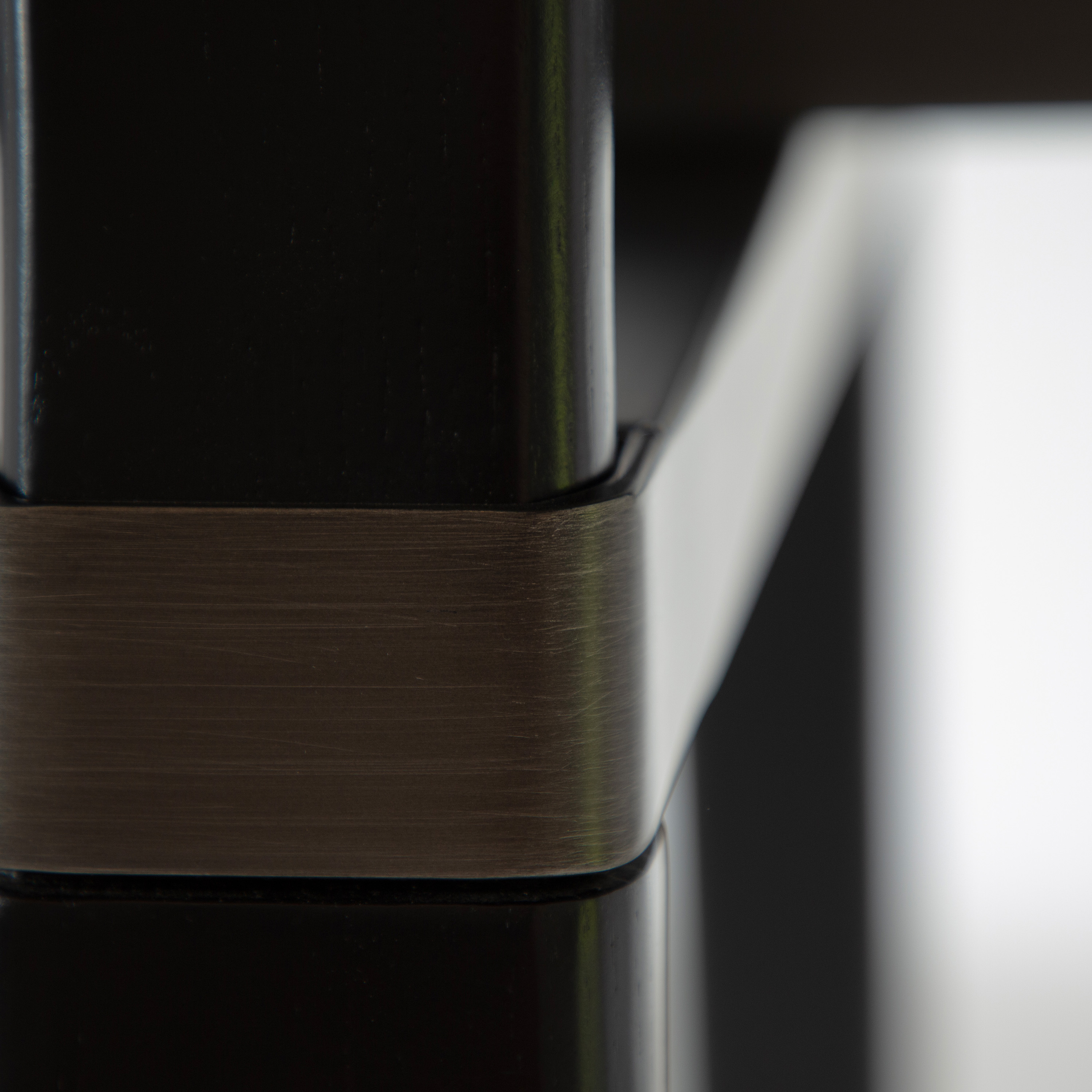 Dan Form Cross Ruokapöytä Mustaksi petsattu saarni/Antiikkipronssi 220cm