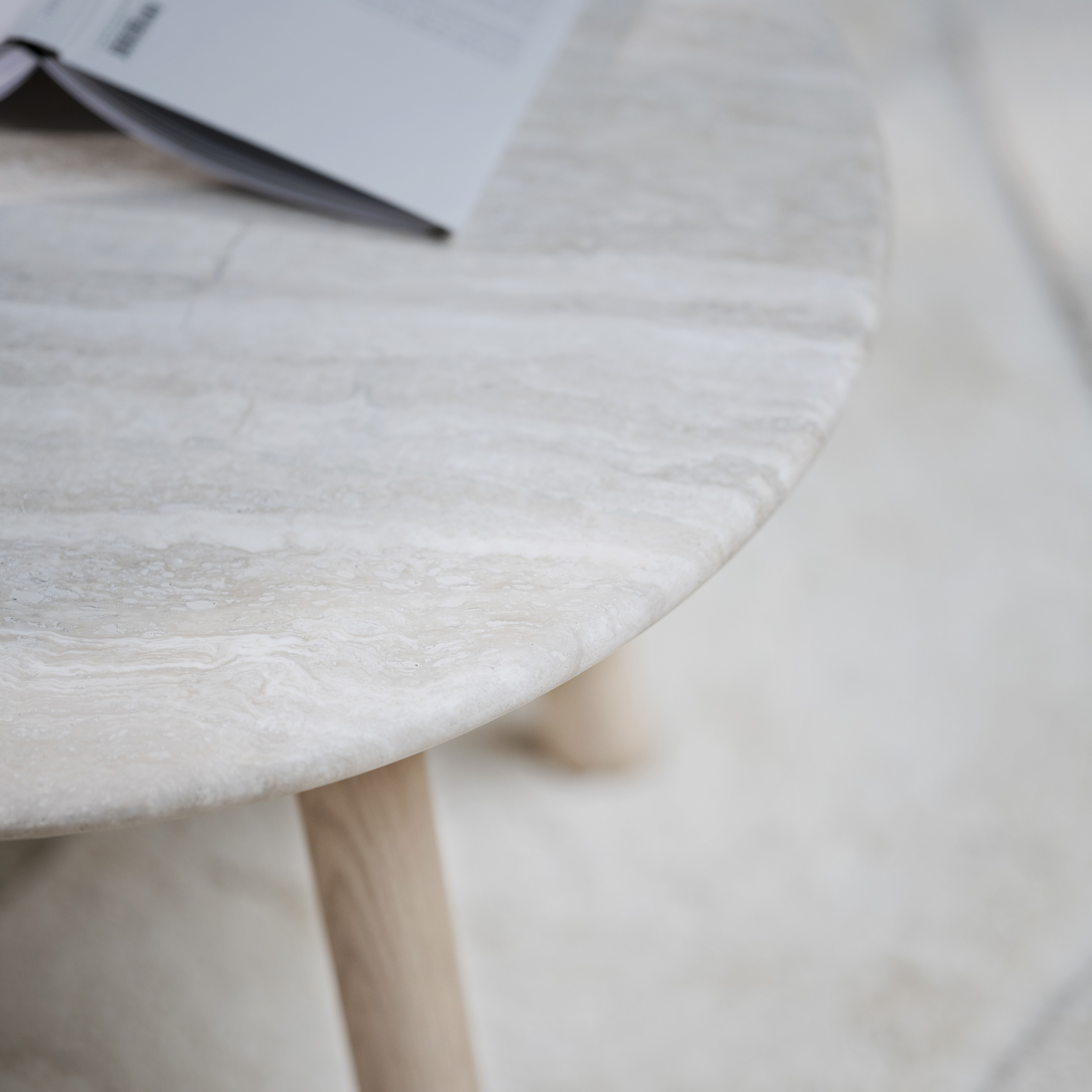Rowico Home Taransay Soffbord Beige Travertin/Vitpigmenterad Ek Ø90