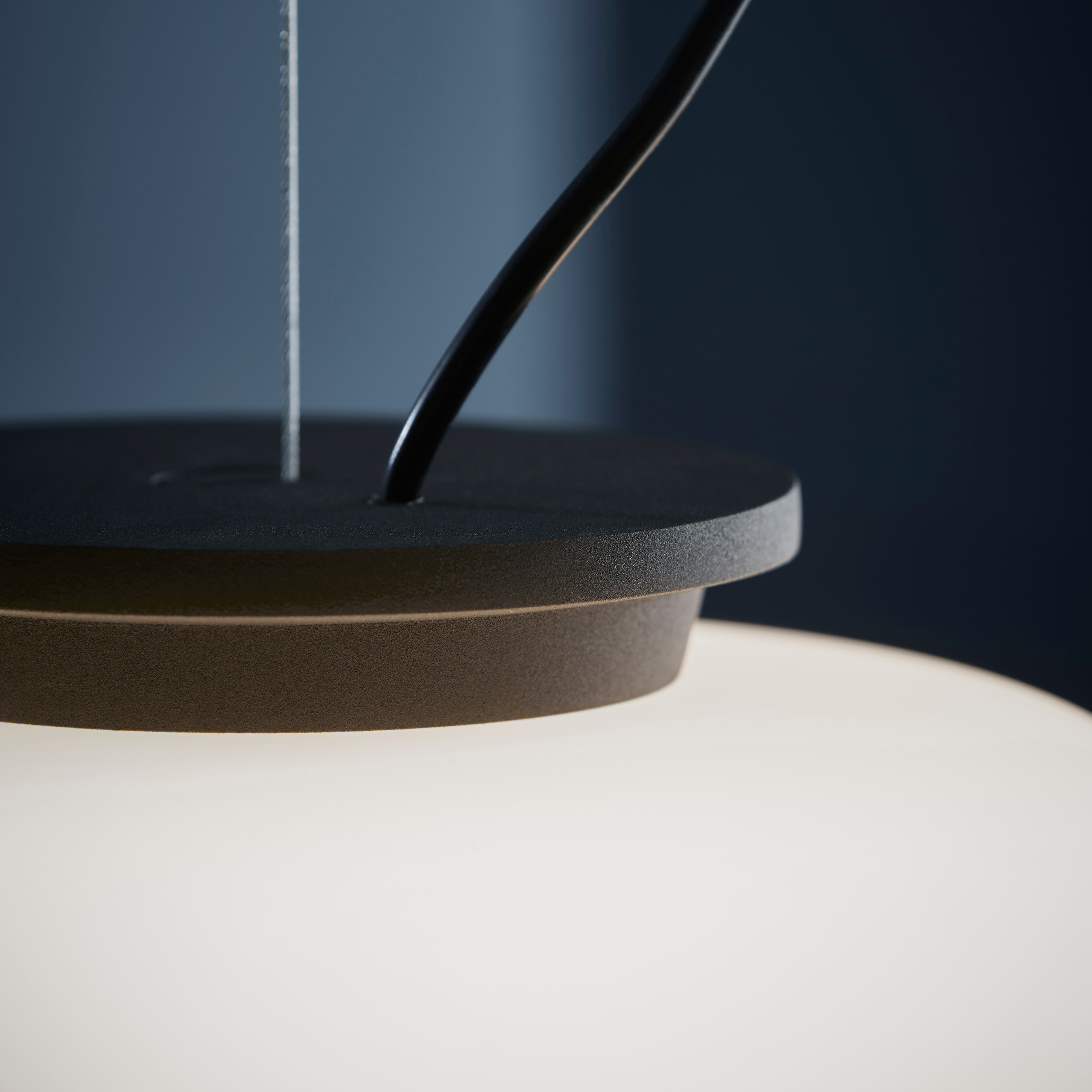 Frandsen Supernate Pendellampe Opal White/Black Ø28