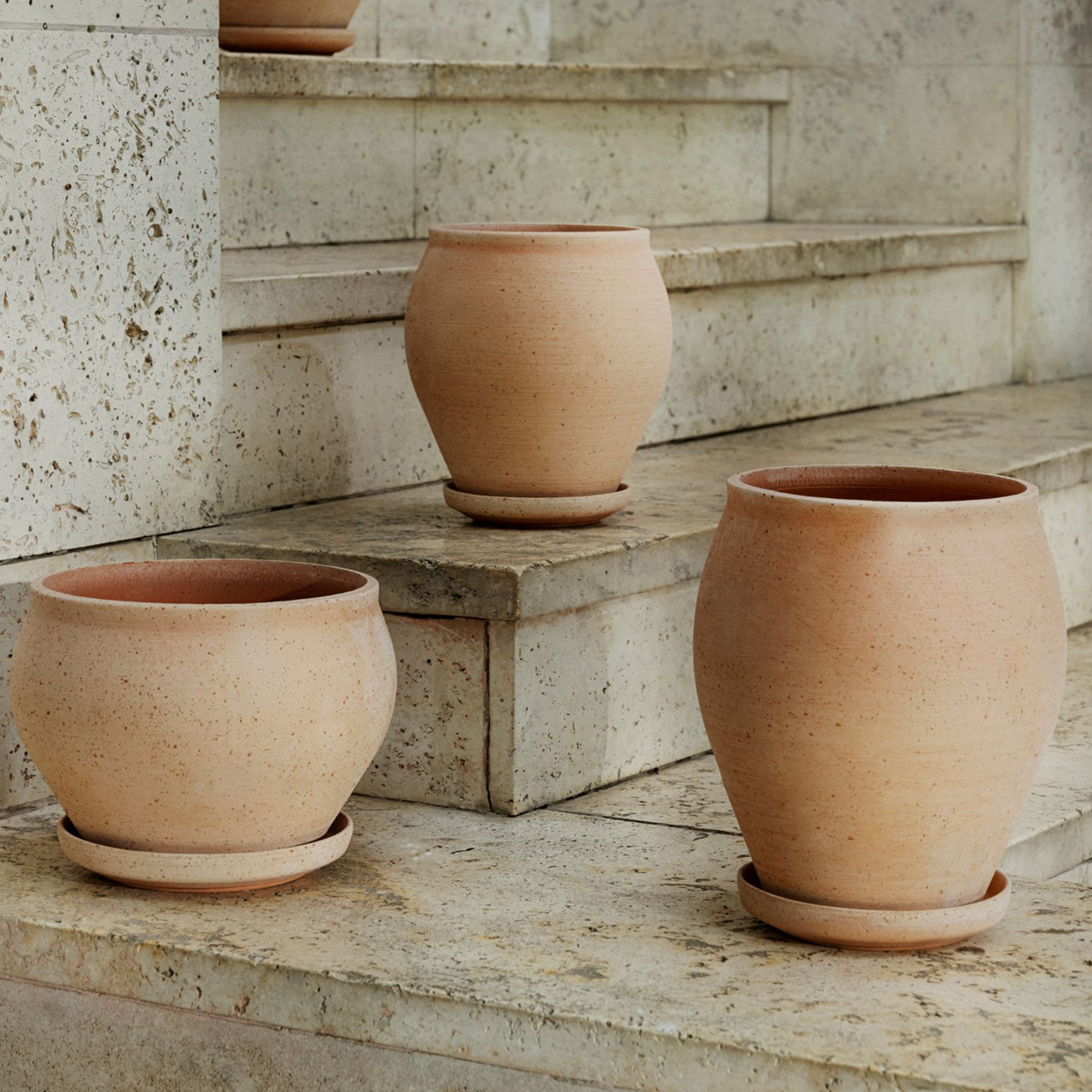 Bergs Potter Delphi Ruukku aluslautasella Raw Rosa Tall Ø22