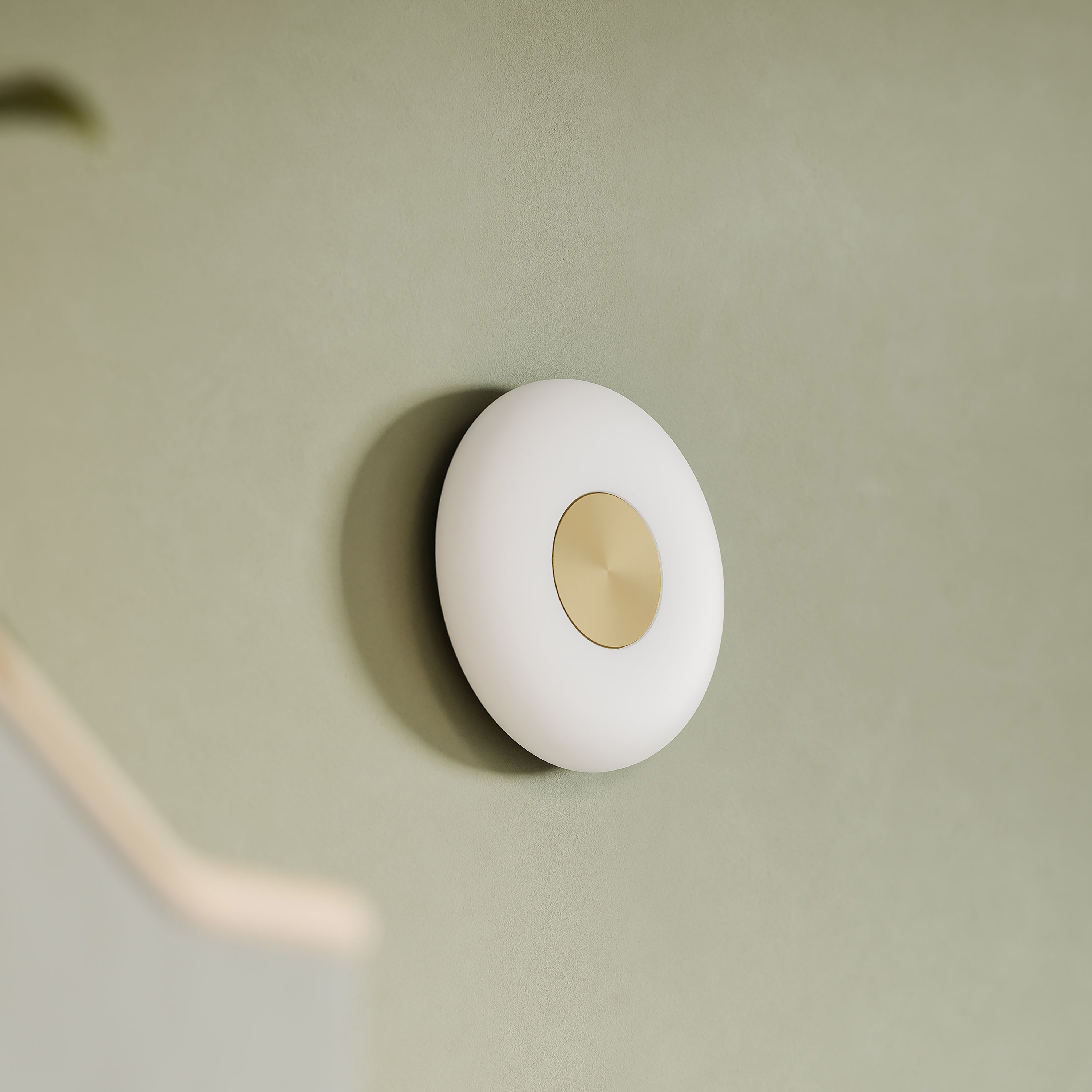 Northern Glint Wandleuchte Opal/Gebürstetes Messing 25 cm