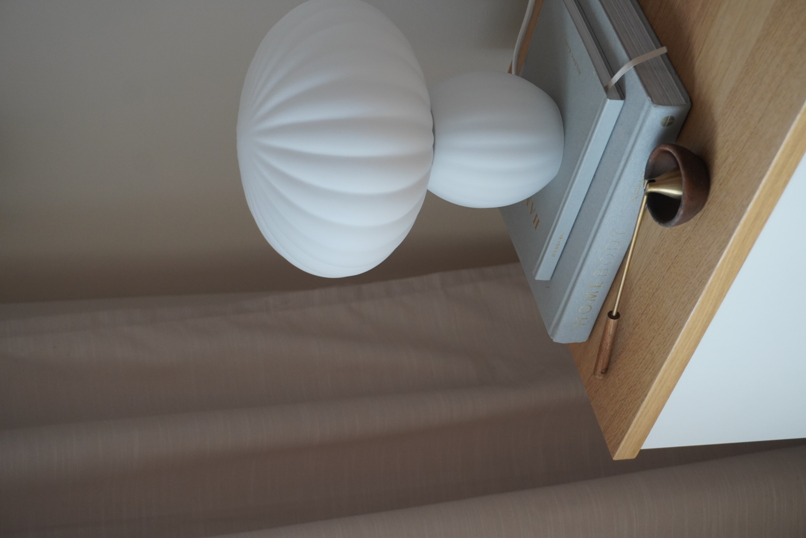 Hübsch Kumu Tischlampe