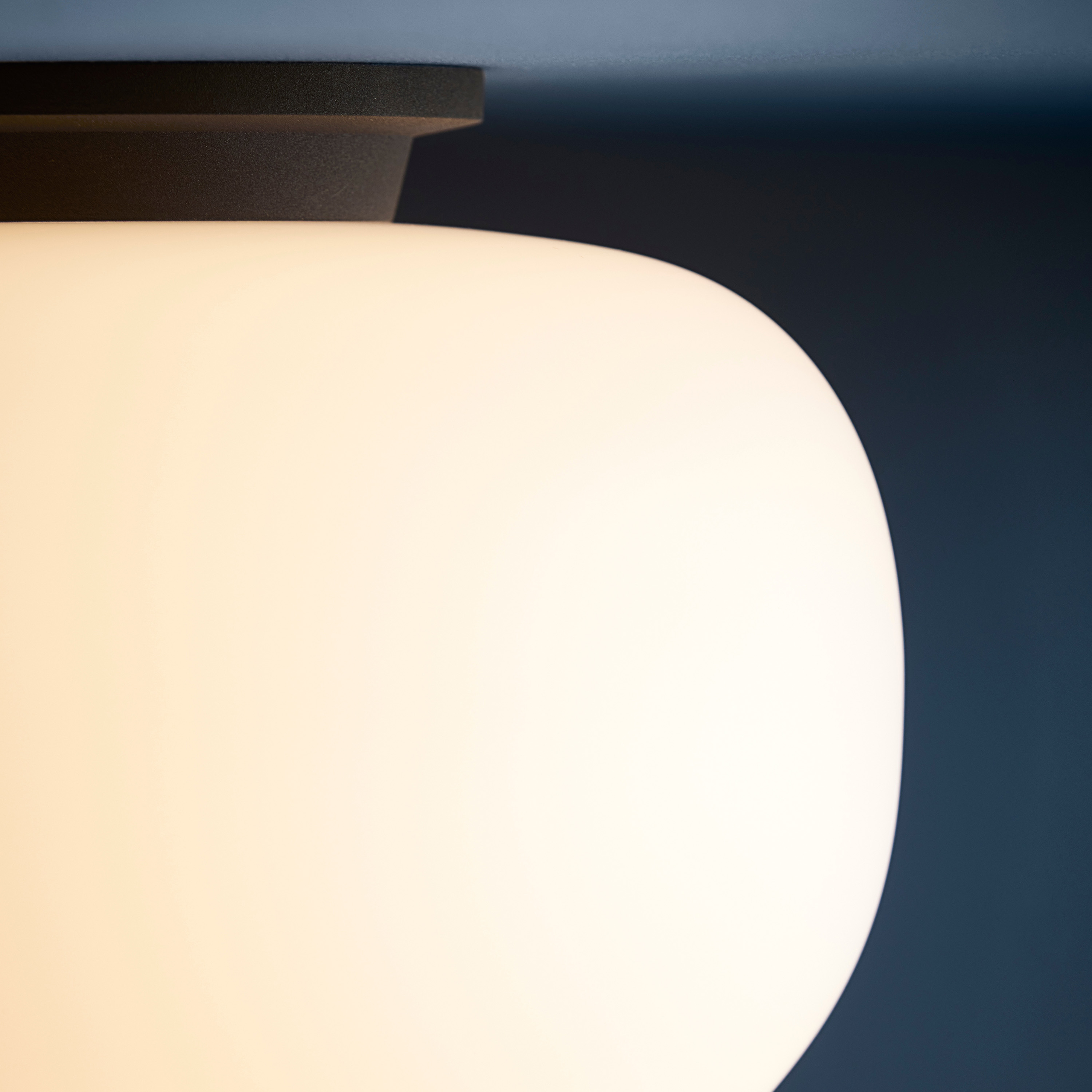 Frandsen Supernate Taklampe Opal White/Black Ø28