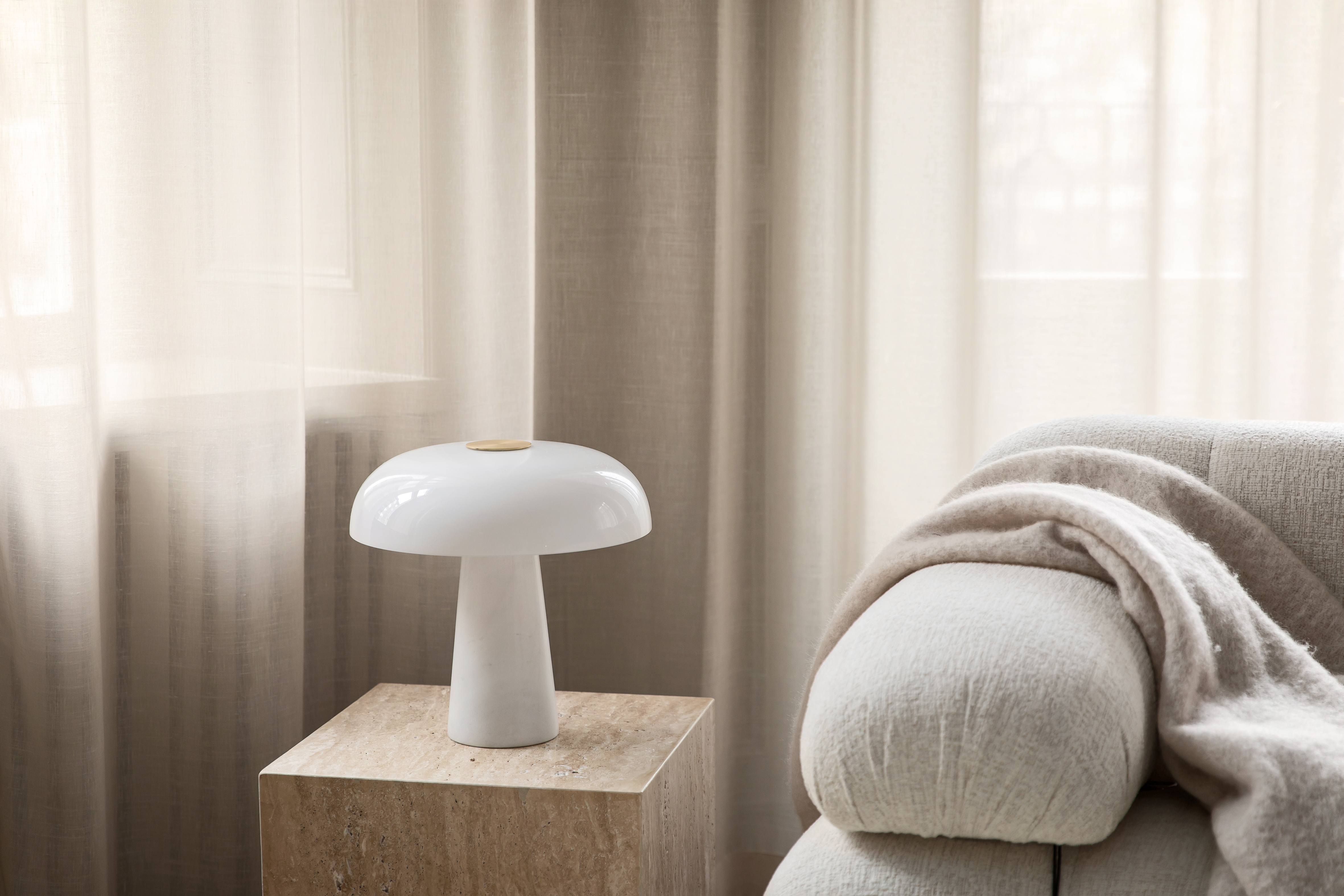 Design For The People Glossy Bordlampe Opalhvit