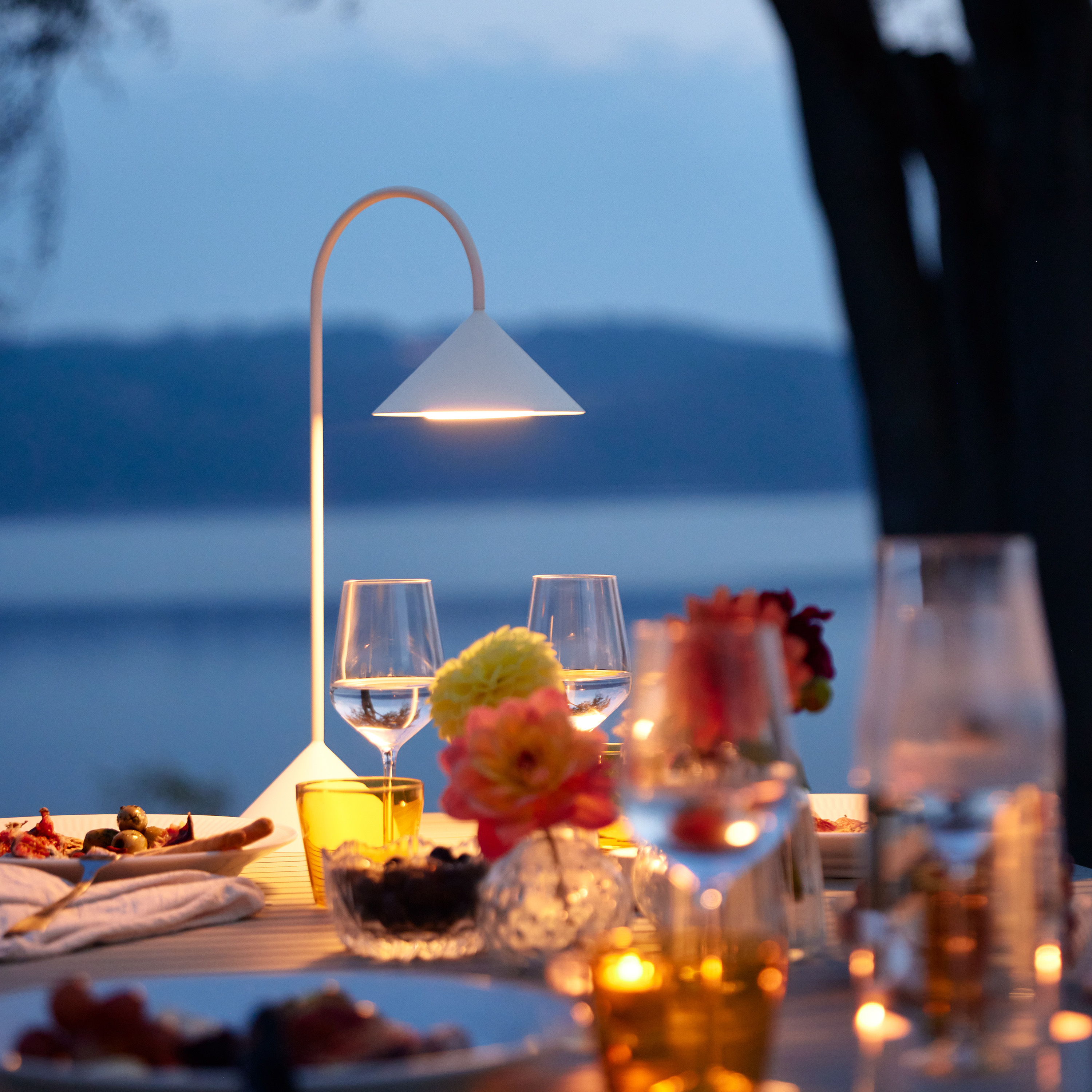 Frandsen Grasp Portabel Bordslampa Matt White 47cm