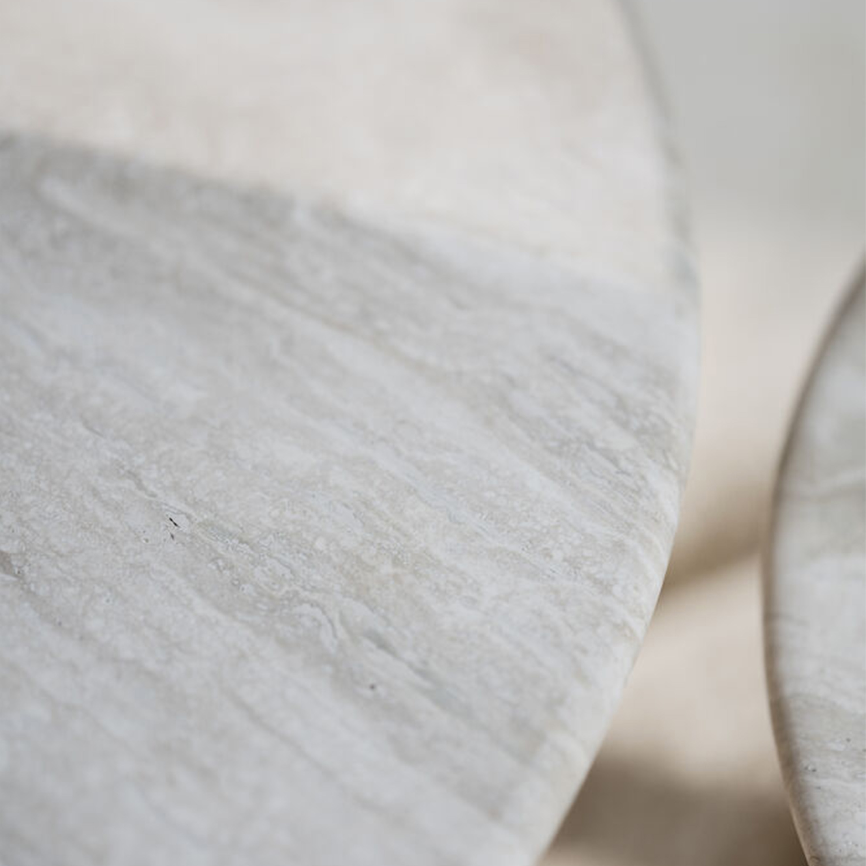 Rowico Home Taransay Soffbord Beige Travertin/Vitpigmenterad Ek Ø60