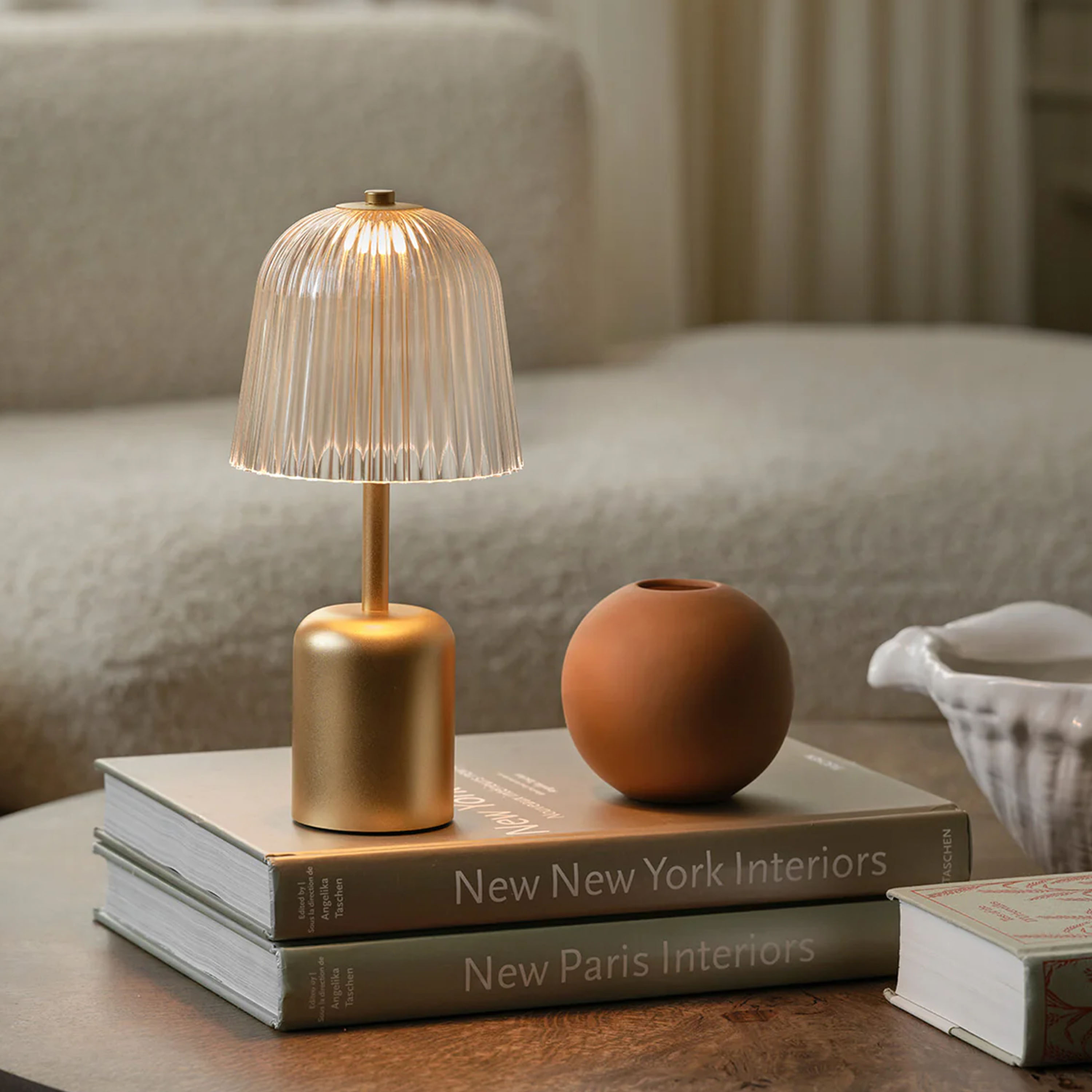 Nuura Asteea Portabel Bordslampa Satin Brass/Ripple Clear