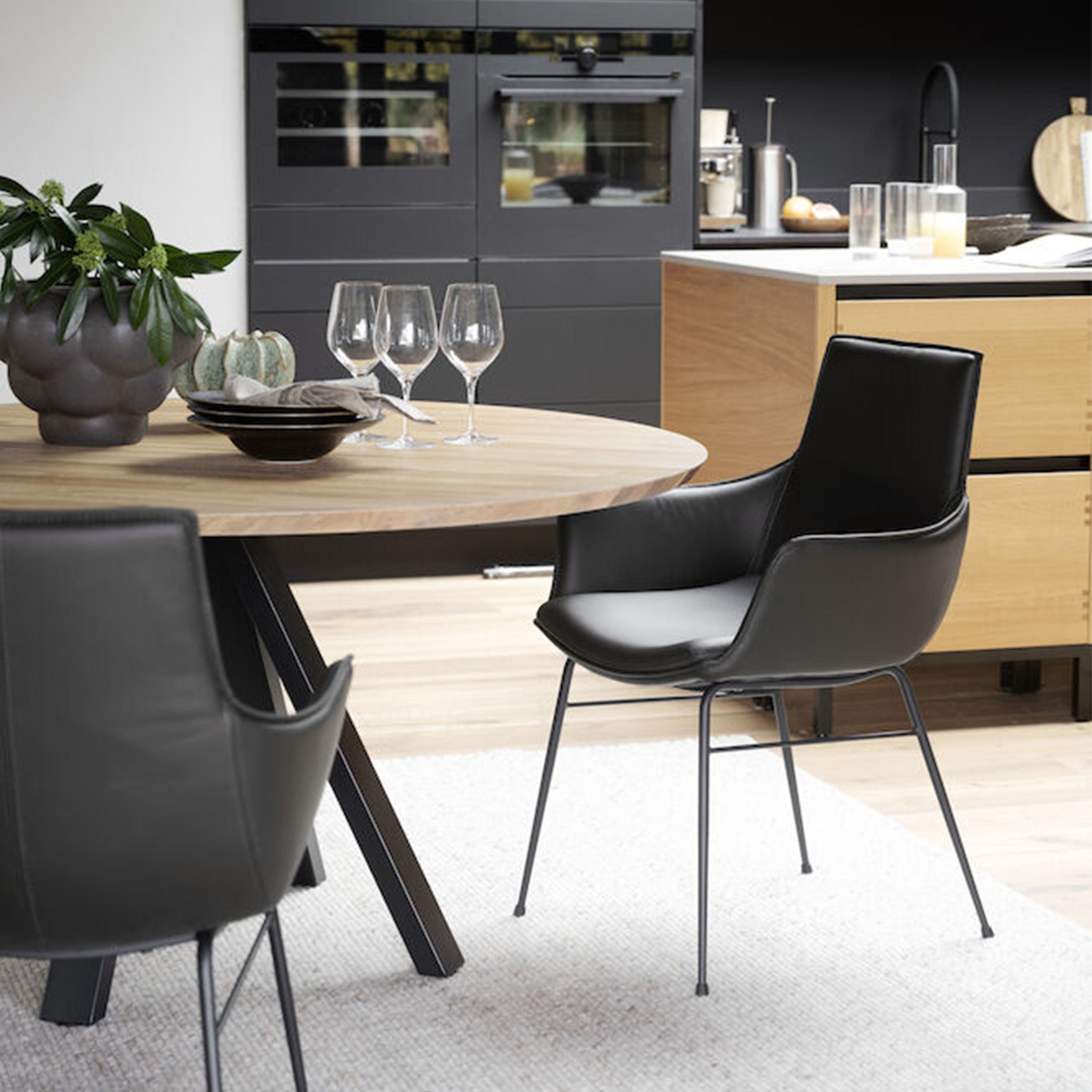 Rowico Home Carradale Matbord Ek/Svart Ø150