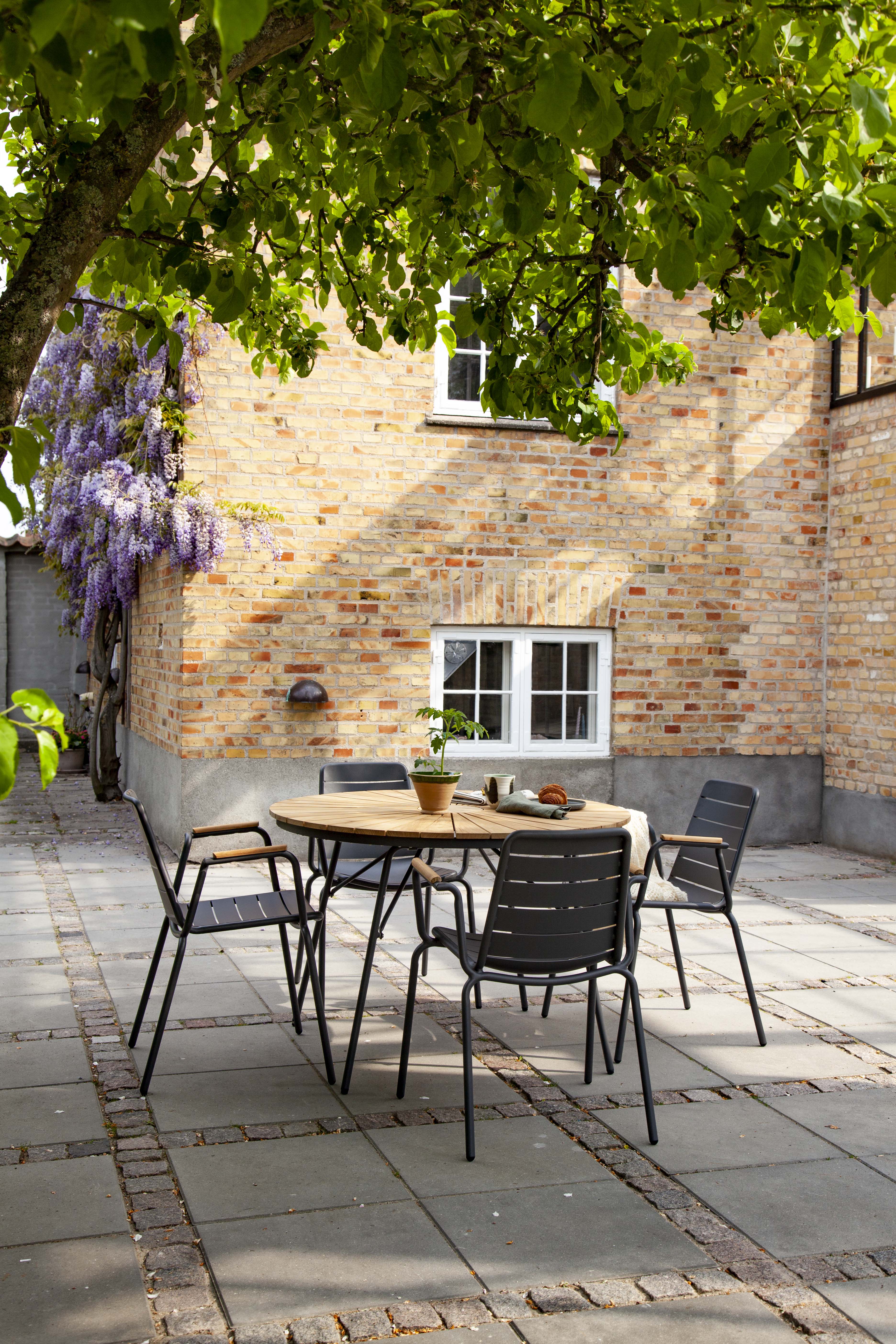 Cinas Parc Armlehnstuhl Teak/Anthrazit