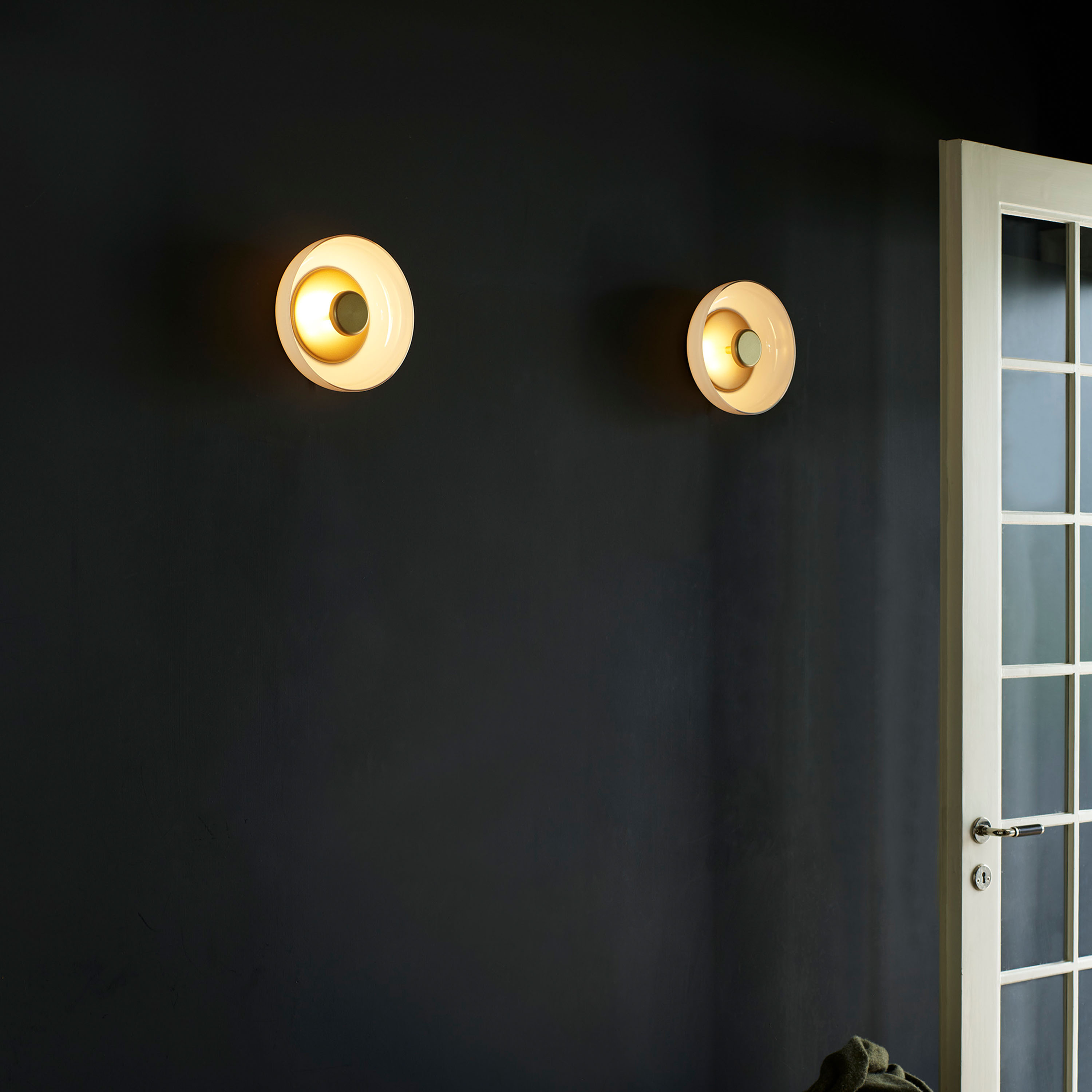 Nuura Blossi Vägglampa Nordic Gold/Opal Ø23