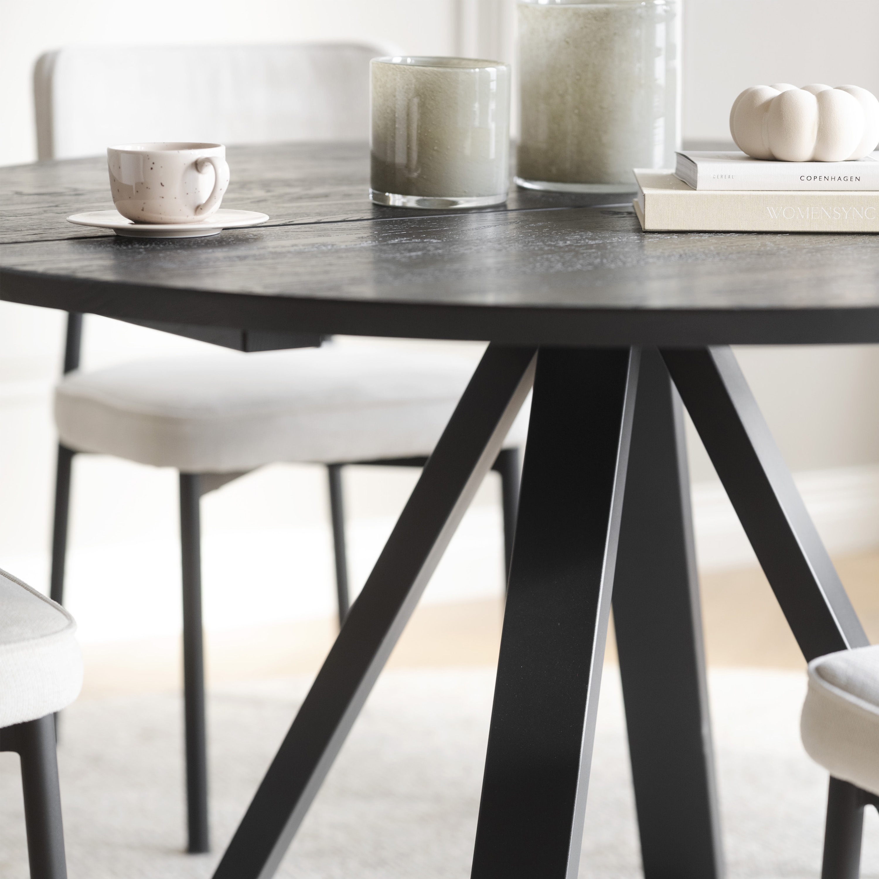 Rowico Home Carradale Esstisch V-Bein Schwarz/Schwarz Ø130