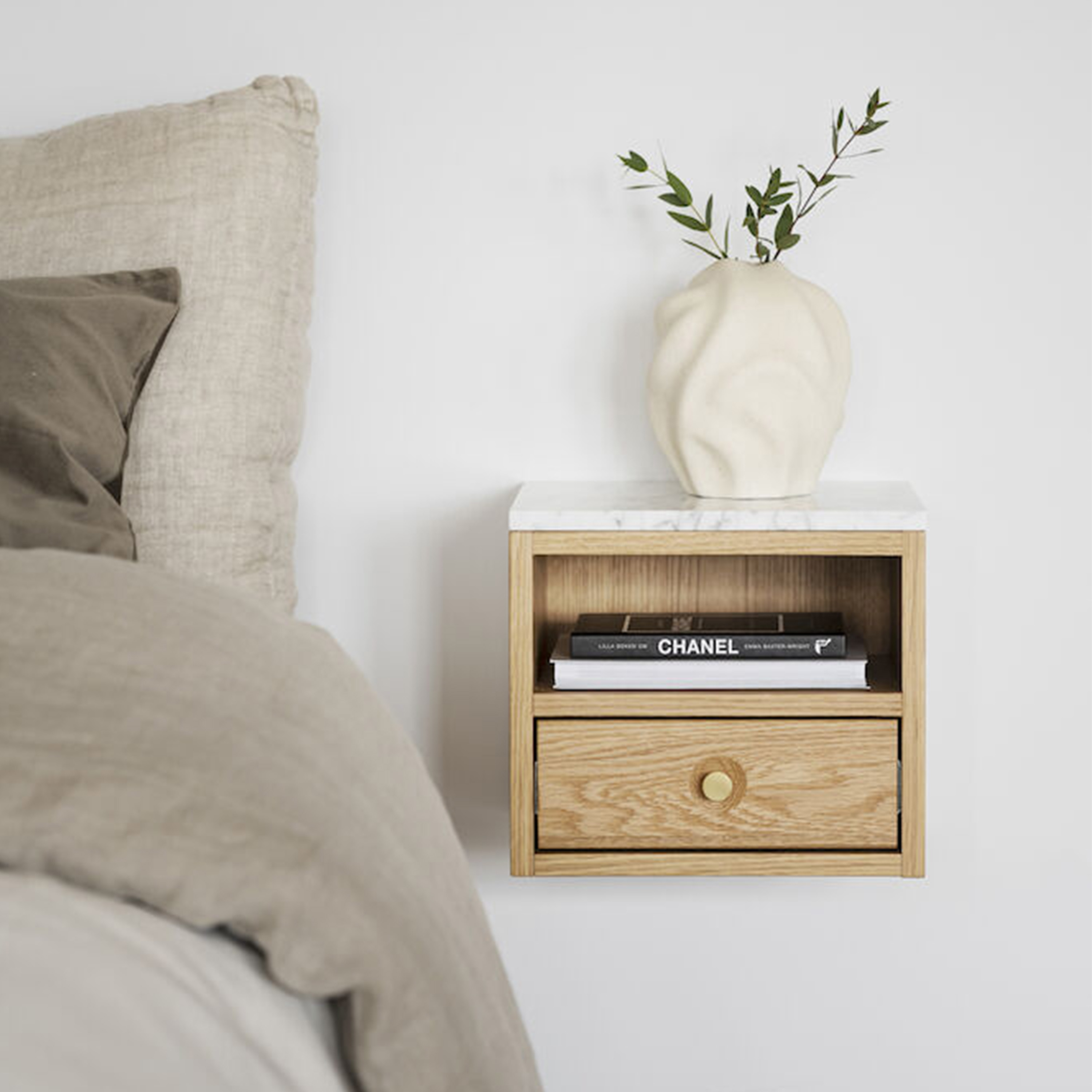 Rowico Home Whitmore Nachttisch/Wandschrank Eiche/Weißer Marmor