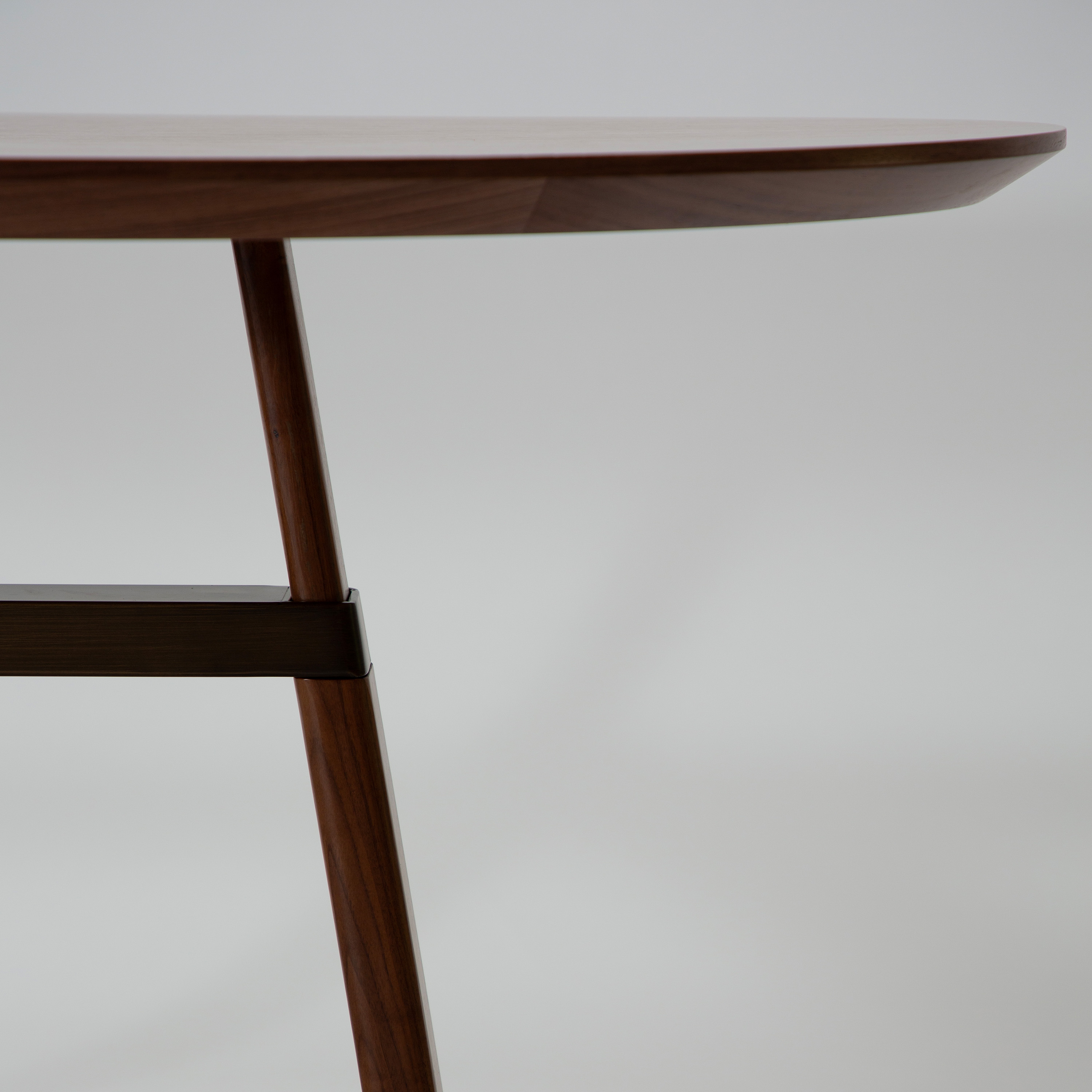 Dan Form Cross Esstisch Walnuss/Antikmessing 220cm