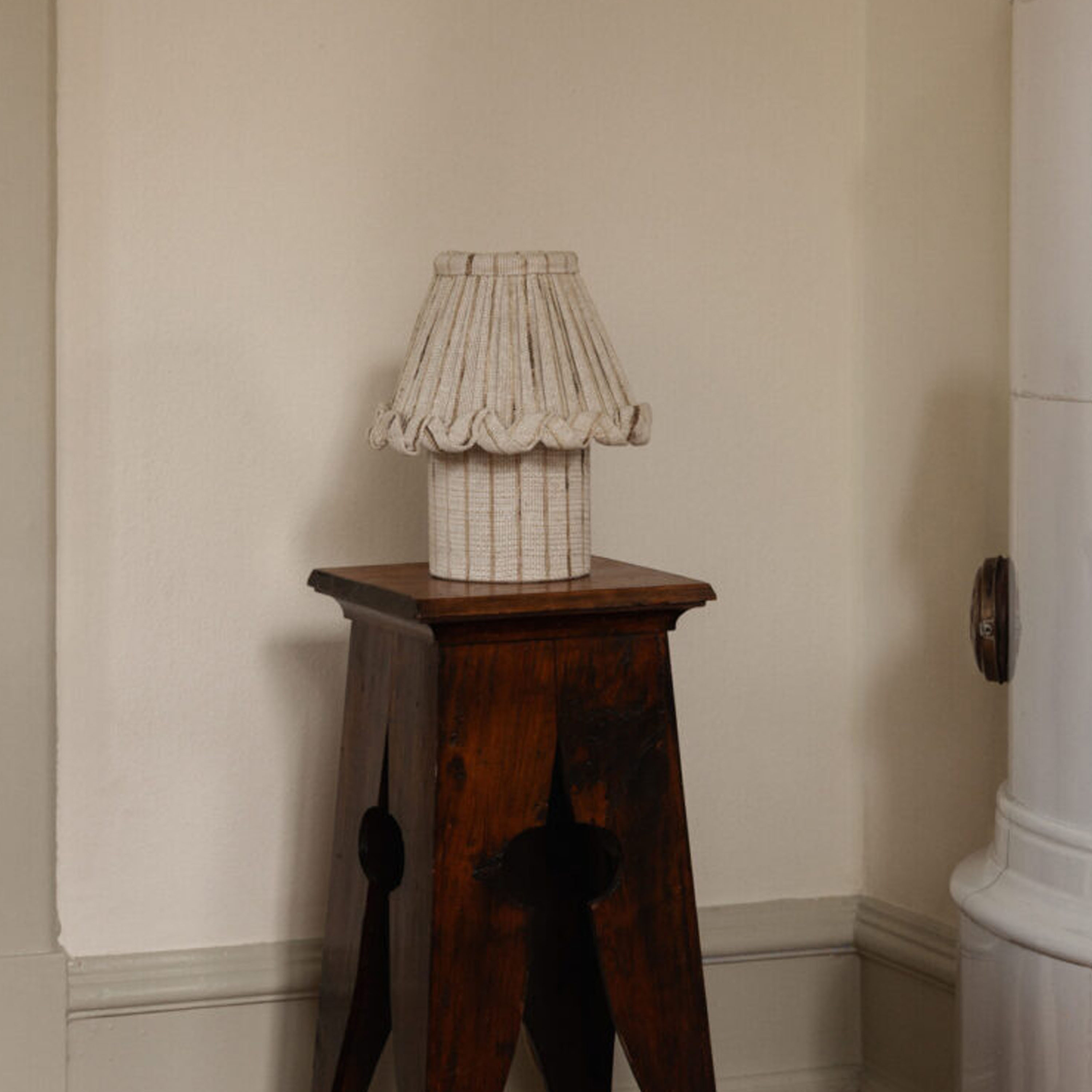 Olsson &amp; Jensen Shiva bordlampe beige 25 cm