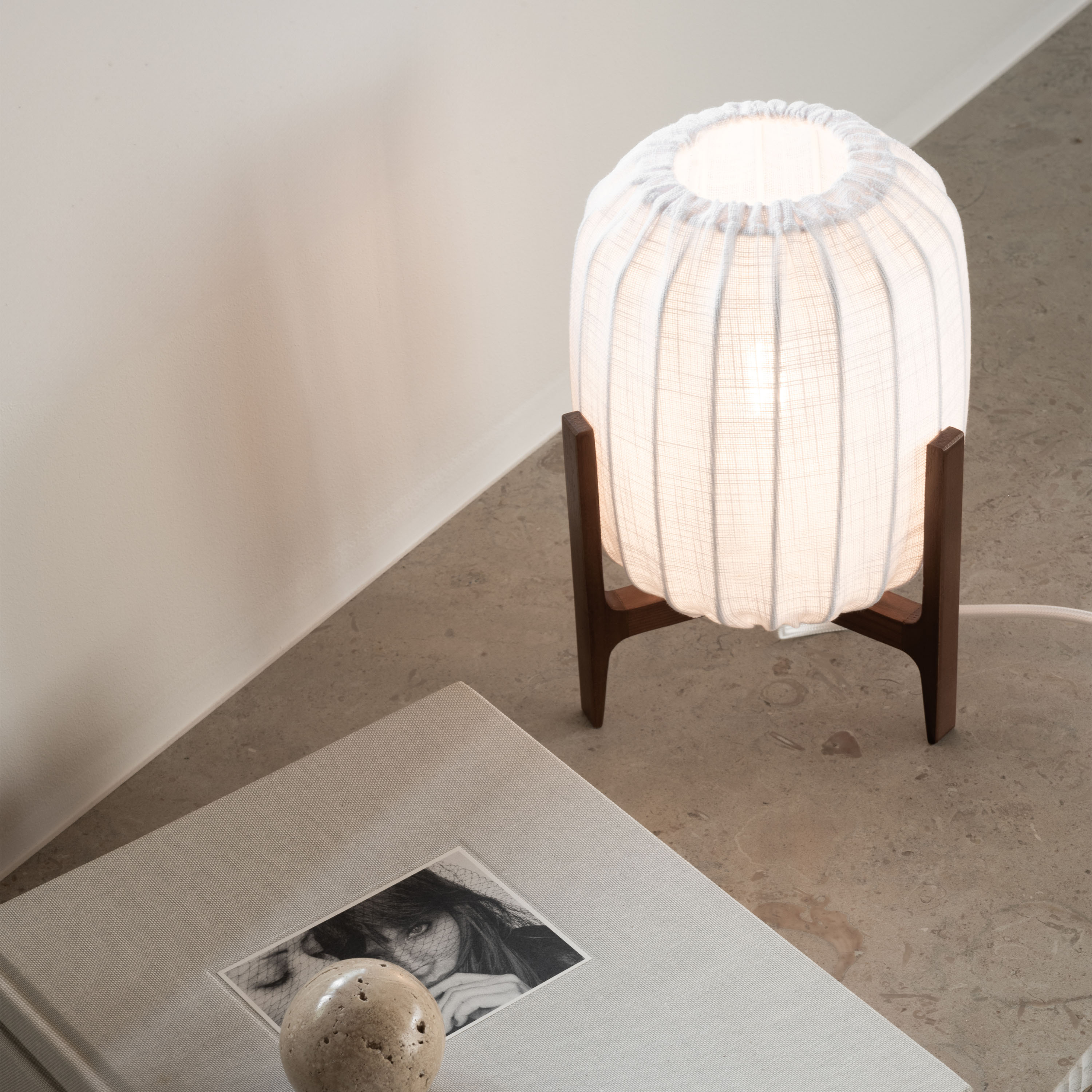 Watt &amp; Veke Prisma Tischleuchte Dark Ash/White 24cm