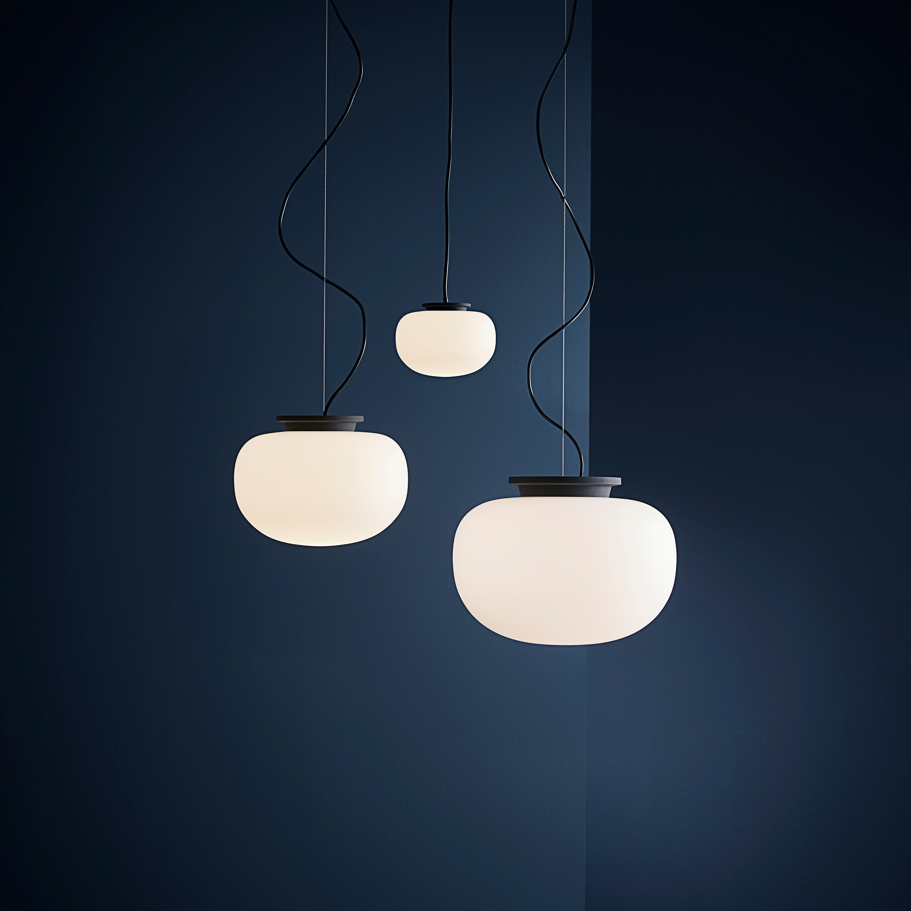 Frandsen Supernate Pendellampe Opal White/Black Ø28