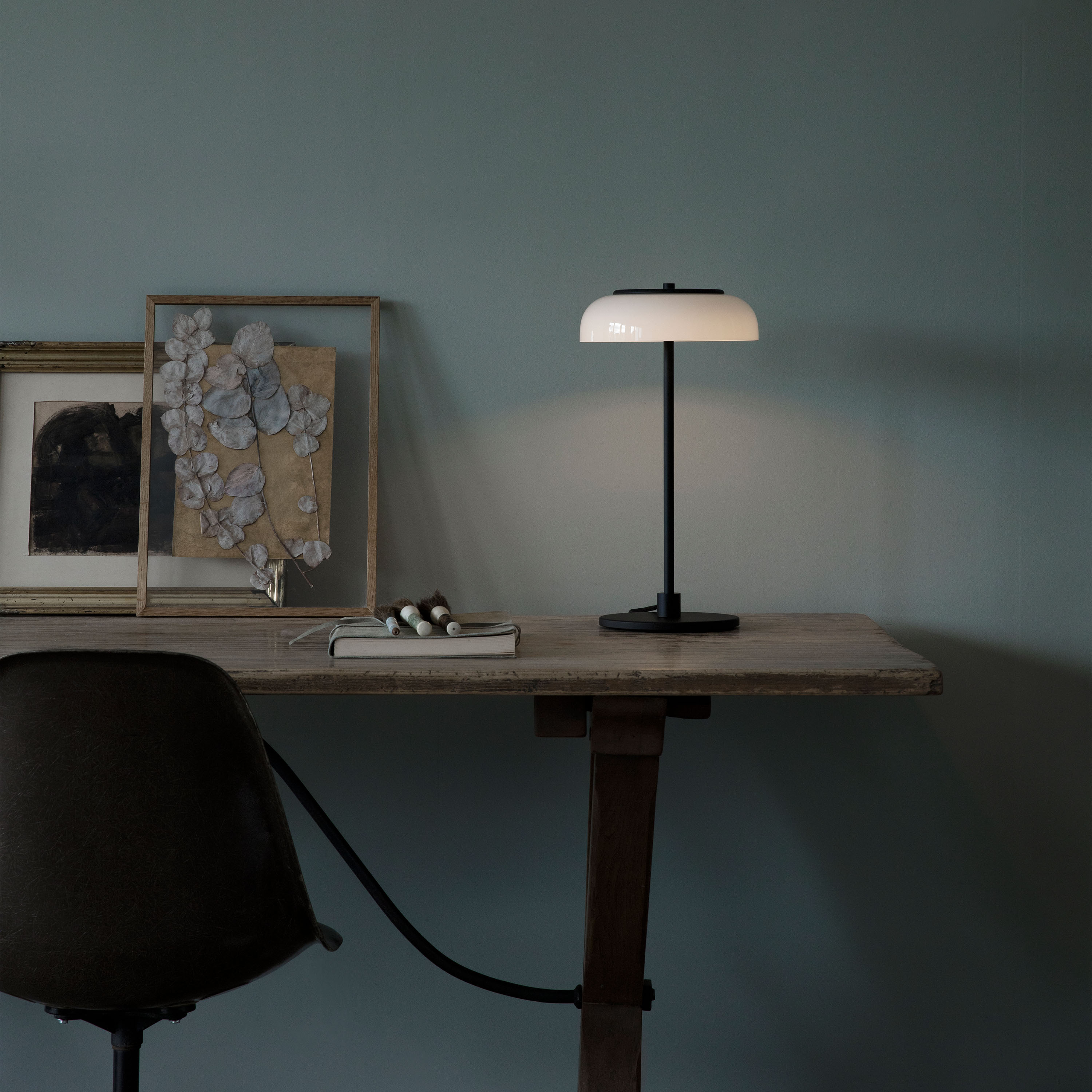 Nuura Blossi Bordslampa Black/Opal Small