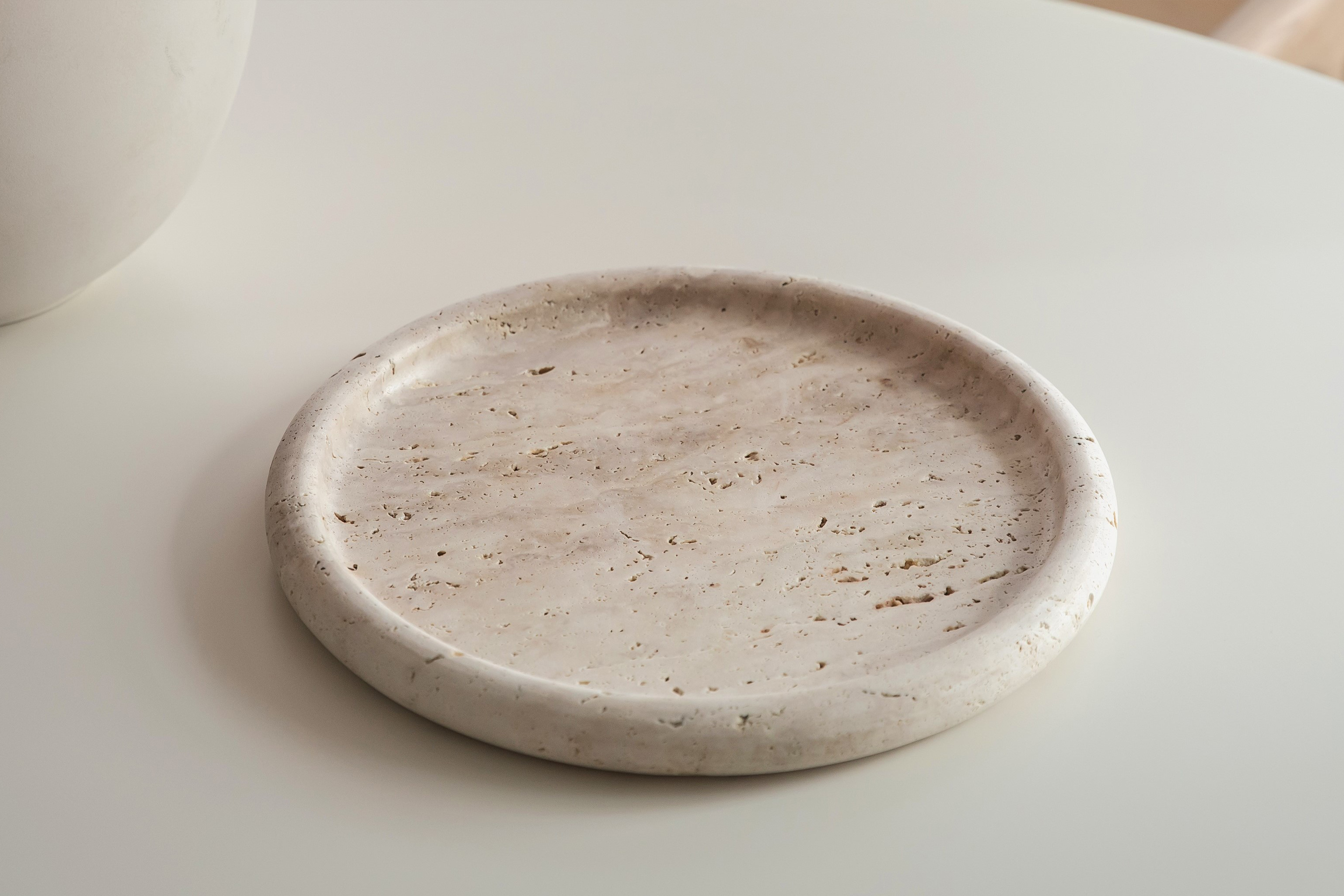 Sleepo Collection - Nicola Keramiktablett Travertin Ø30 - Beige - Tabletts