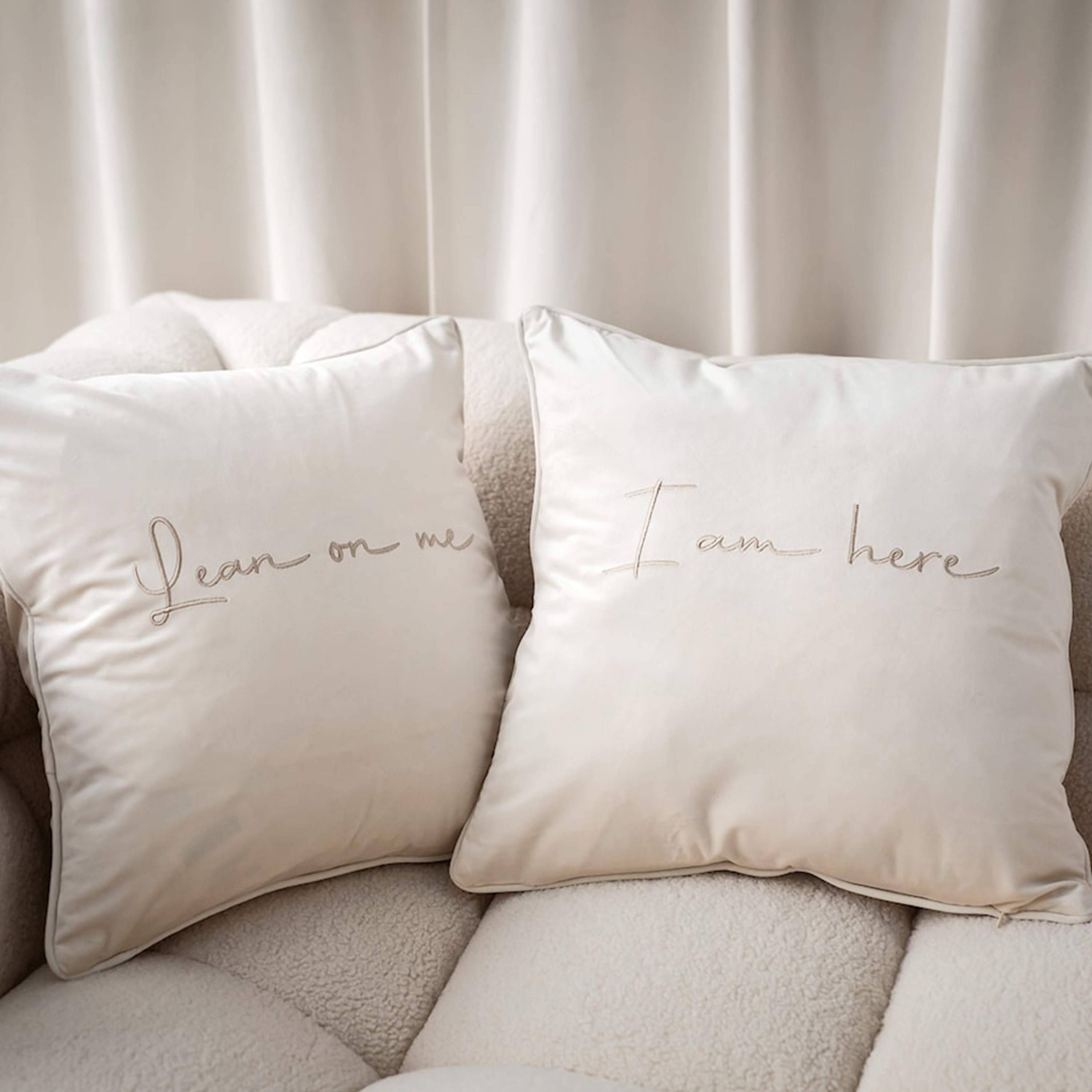 Sleepo Collection I am here Kuddfodral Offwhite