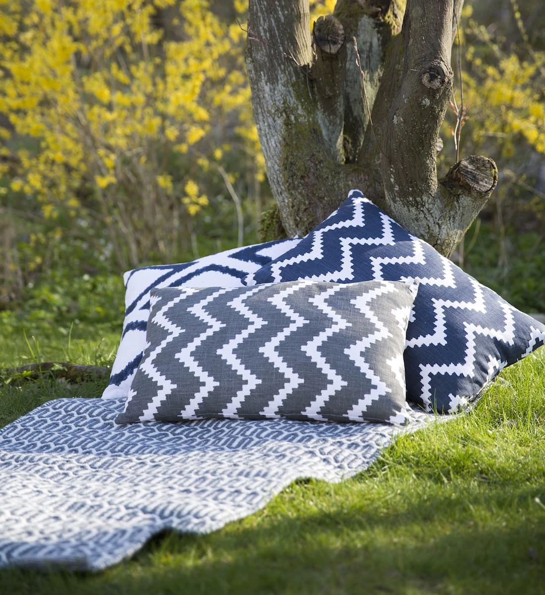 Chhatwal &amp; Jonsson Ikat Sema Outdoor Zierkissen Blau/Weiß 40x60