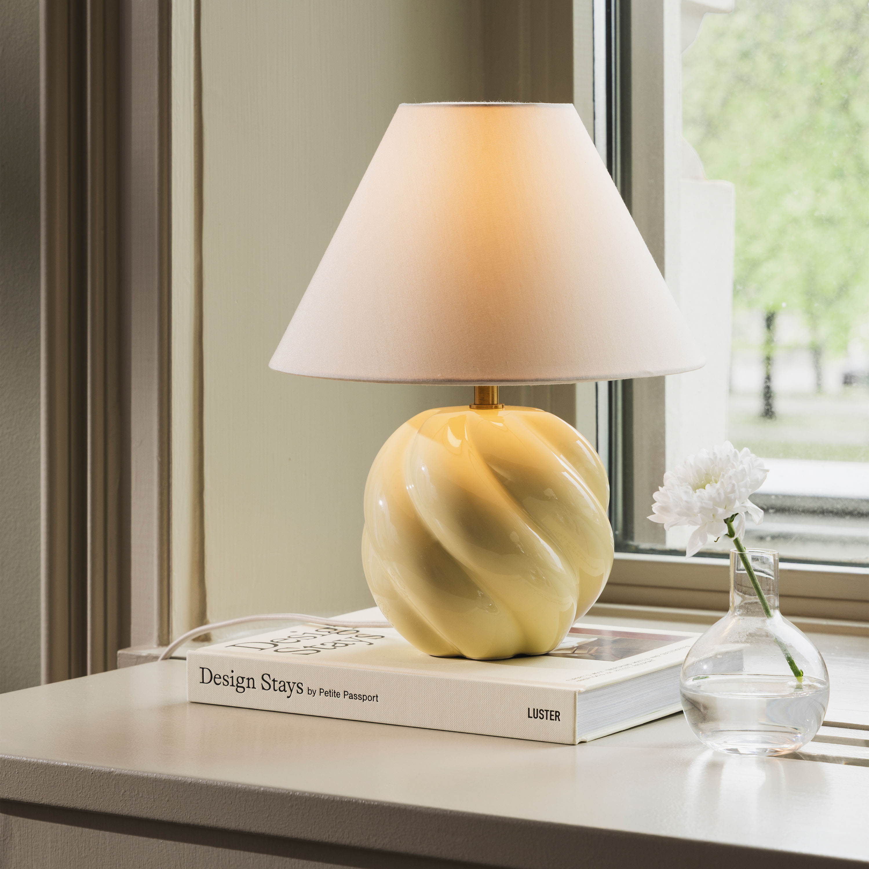 Globen Lighting Dahlia Bordlampe Butter Yellow 24cm