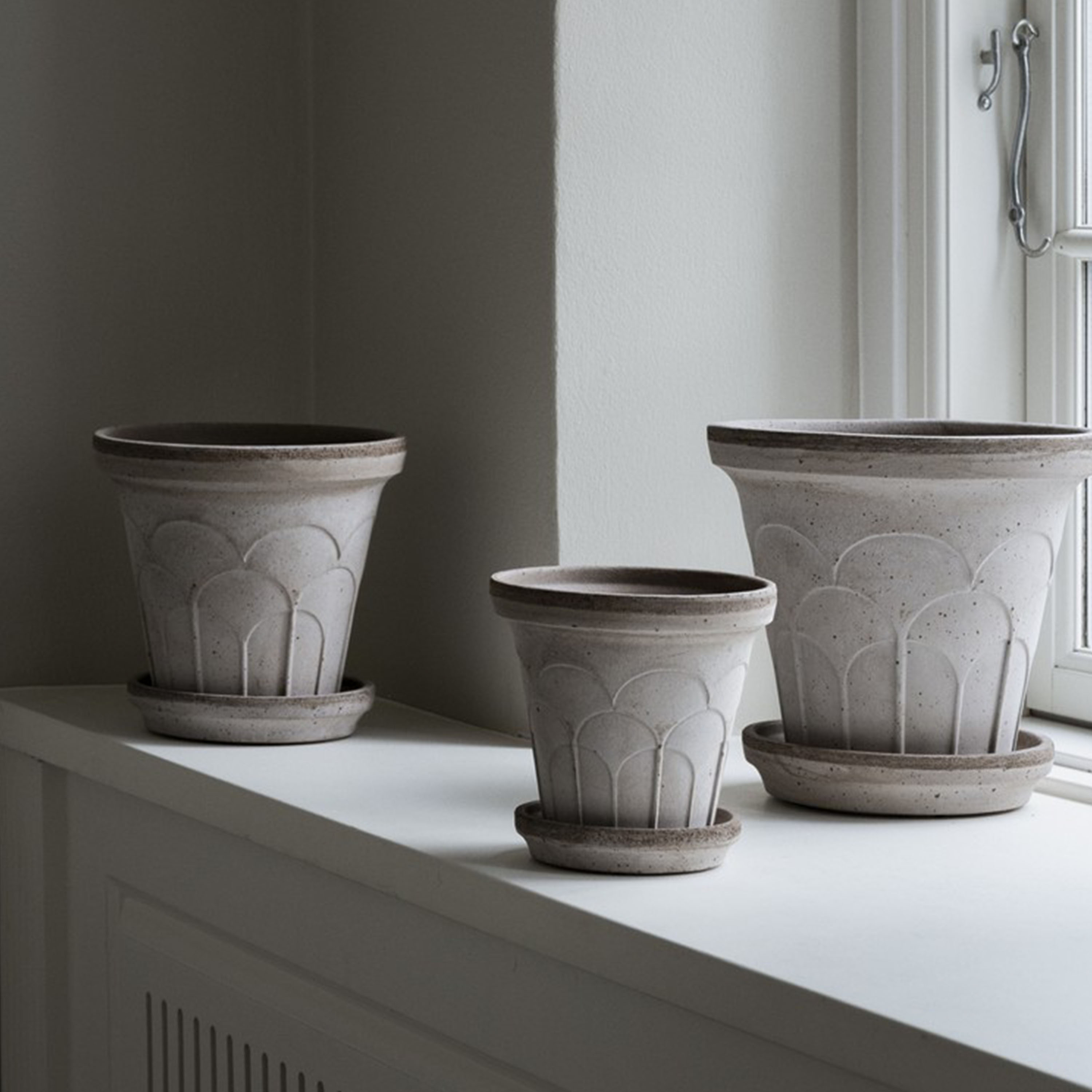 Bergs Potter Fleur Ruukku aluslautasella Raw Grey Ø20