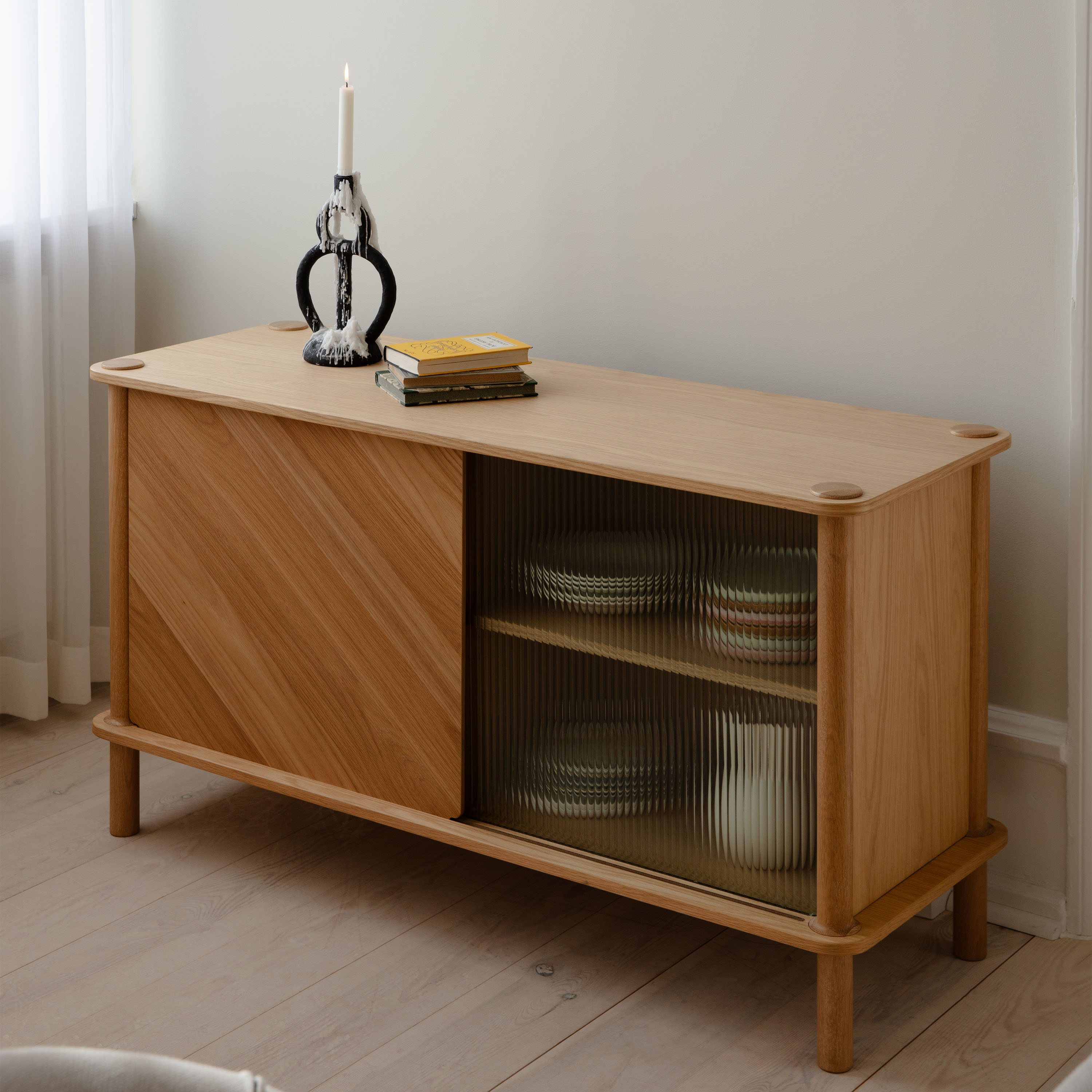 Umage Italic Sidobord 1 Dörr/1 Glasdörr Oak 135cm