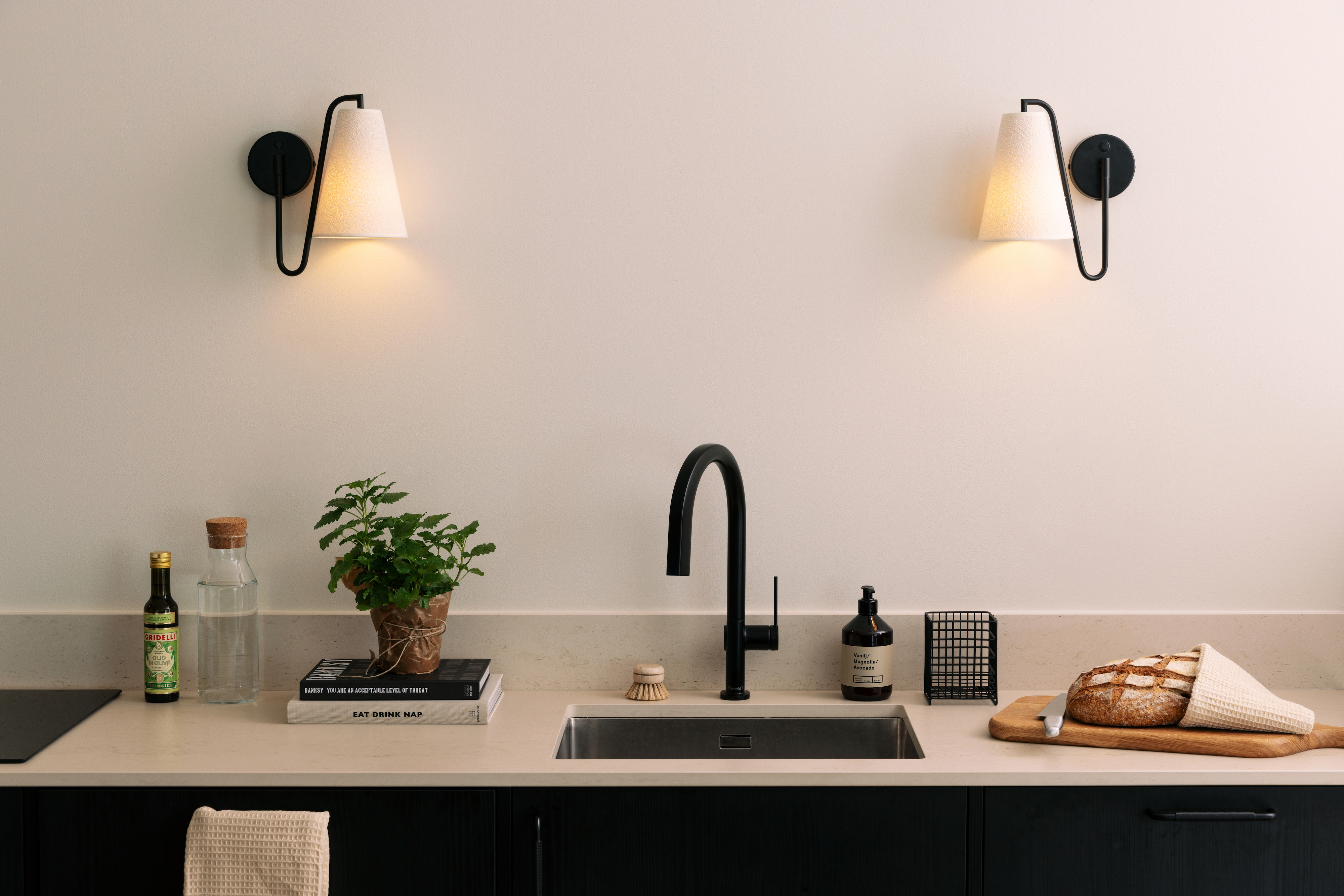 Globen Lighting Lou Vegglampe Bouclé Hvit/Svart