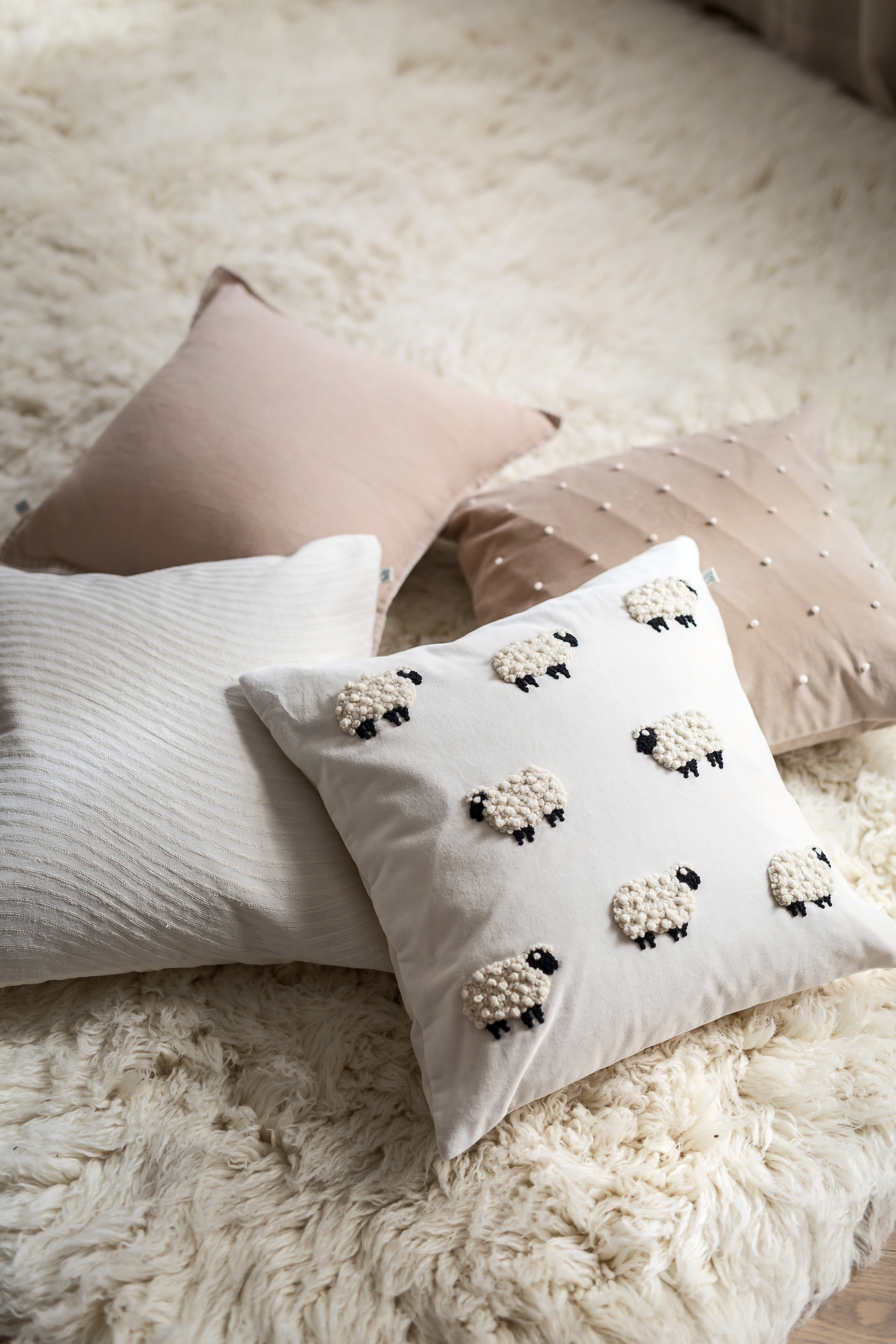 Chhatwal &amp; Jonsson Sheep Kuddfodral Sammet Ivory 50x50