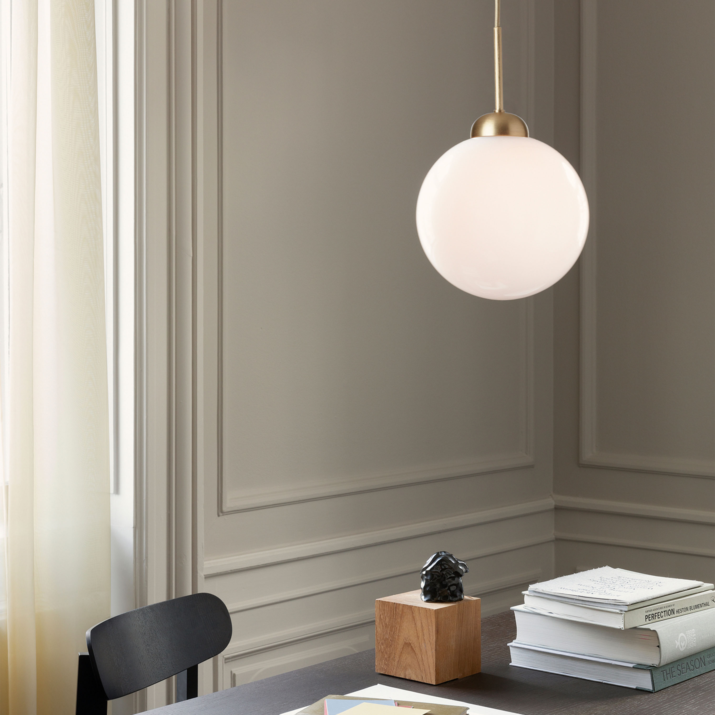 Nuura Apiales 1 Taklampa Brushed Brass/Opal Large