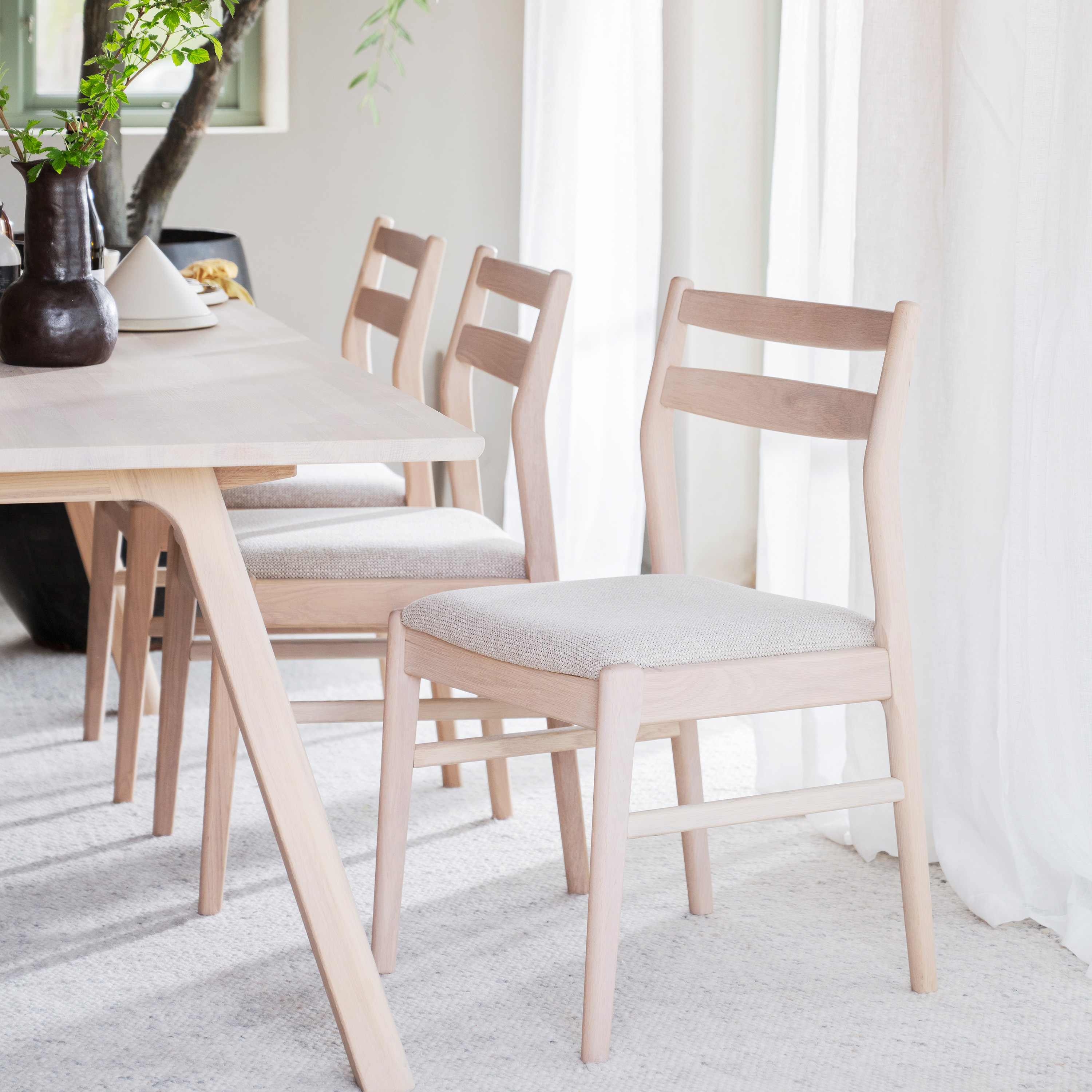 Rowico Home Kerwin Matstol Vitpigmenterad Ek/Ljusbeige