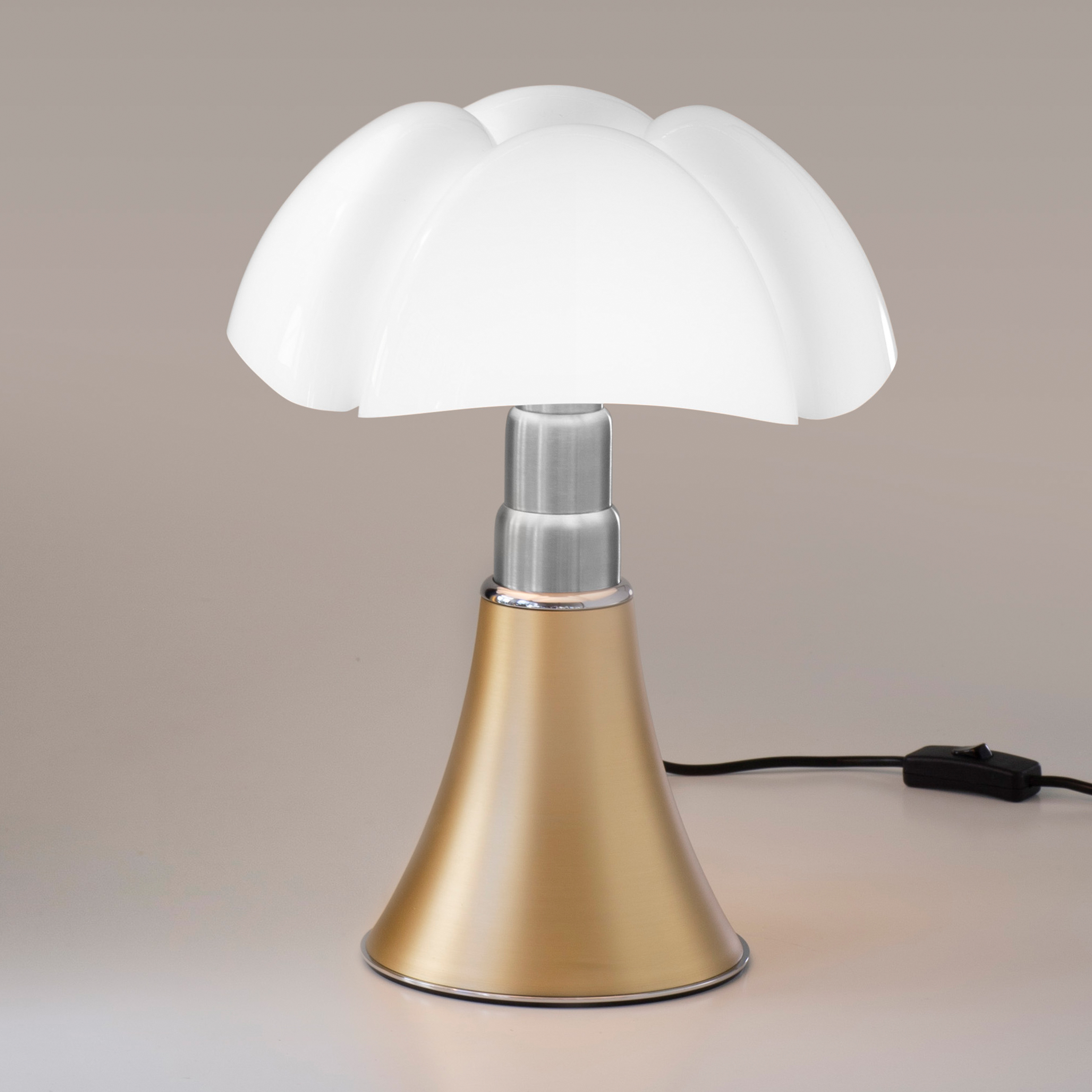 Martinelli Luce Pipistrello Mini 

Pöytävalaisin himmennettävä LED Luonnonvärinen Messinki