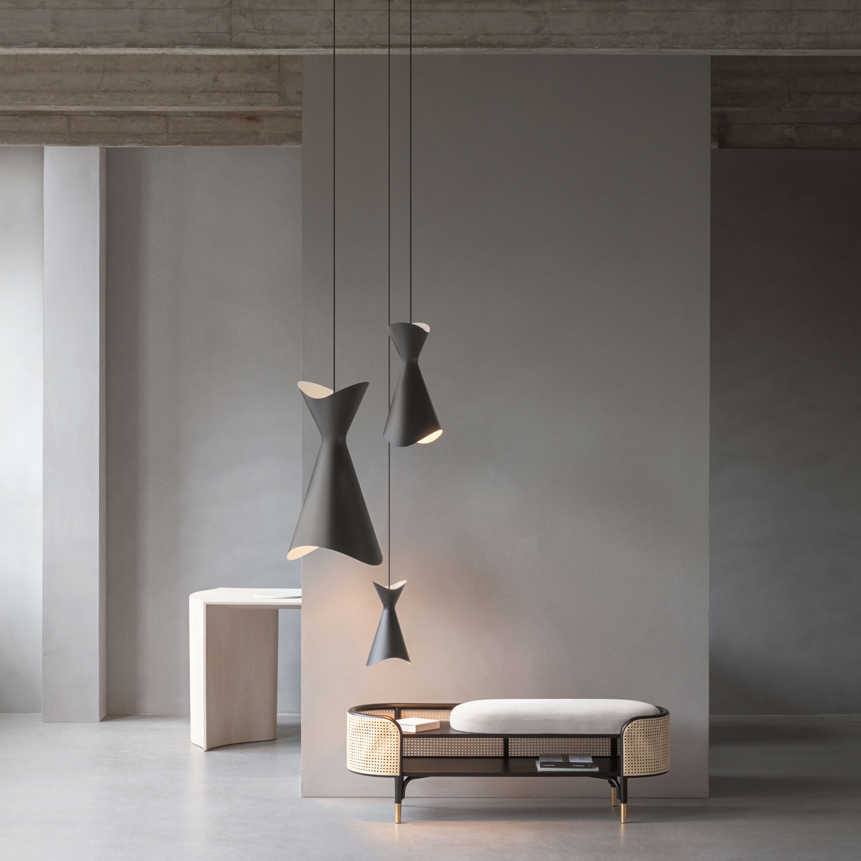 LYFA Ninotchka Kattovalaisin Musta 19cm