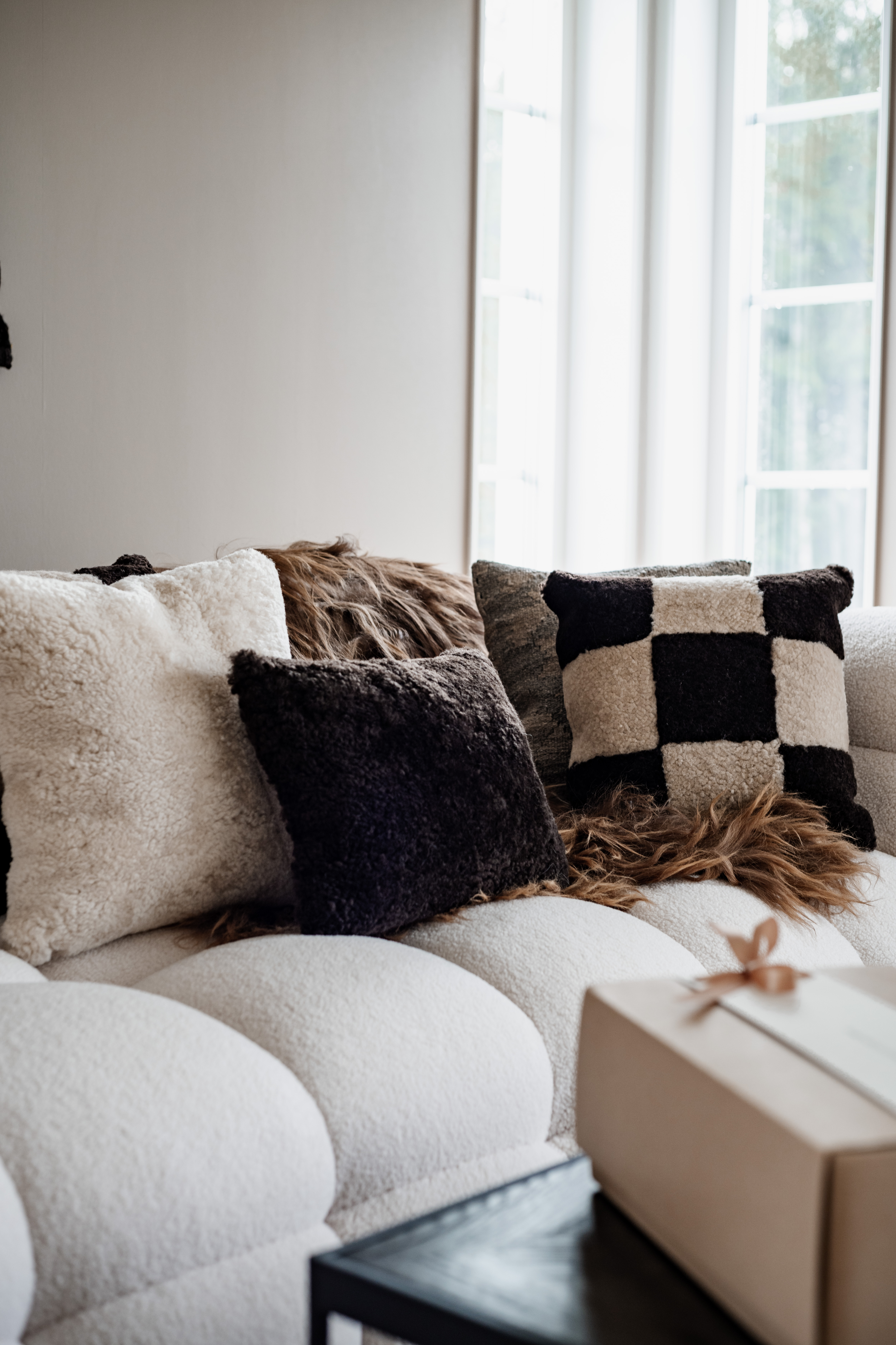 Shepherd Alice Zierkissen aus Schaffell Cappuccino 40x60