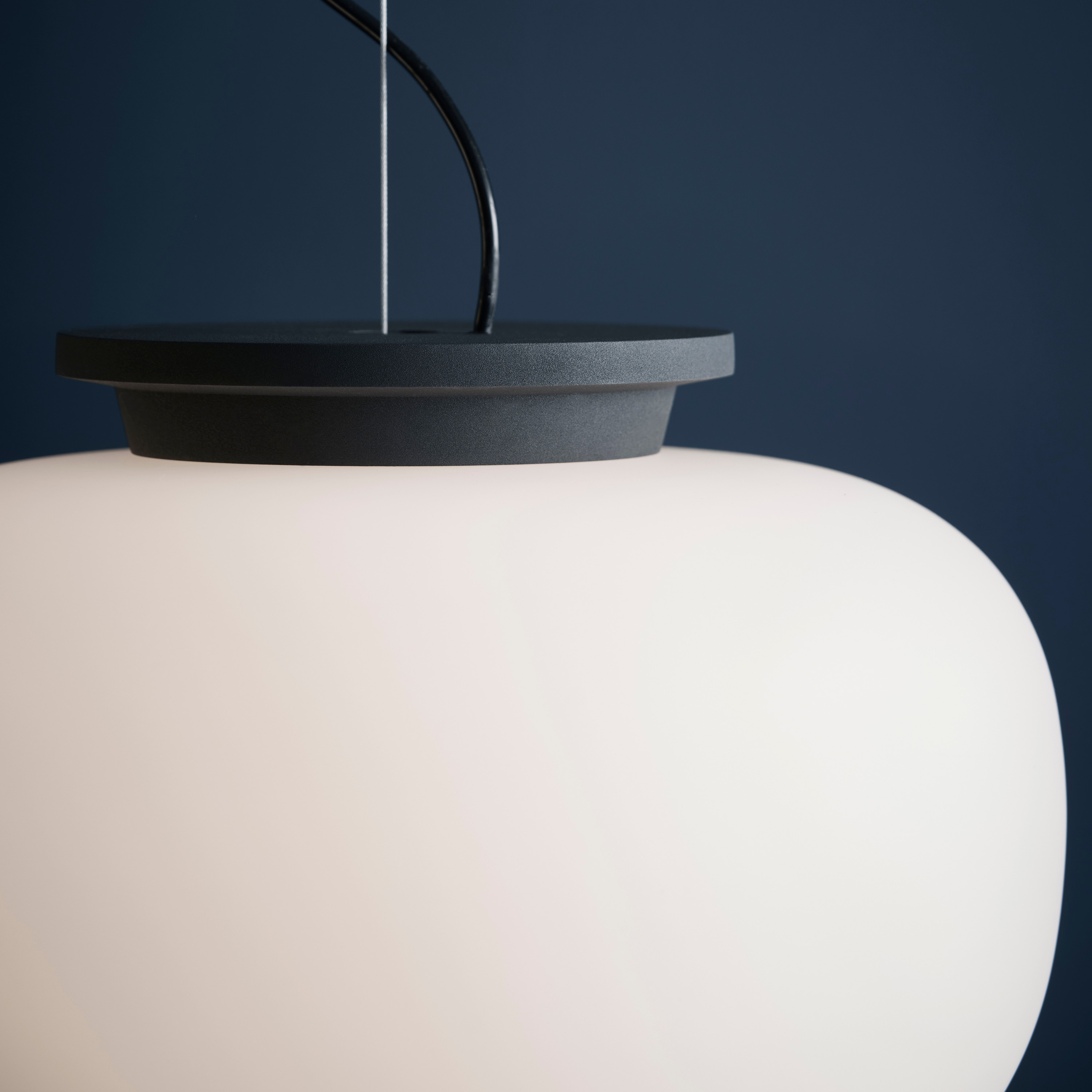 Frandsen Supernate Pendellampe Opal White/Black Ø28