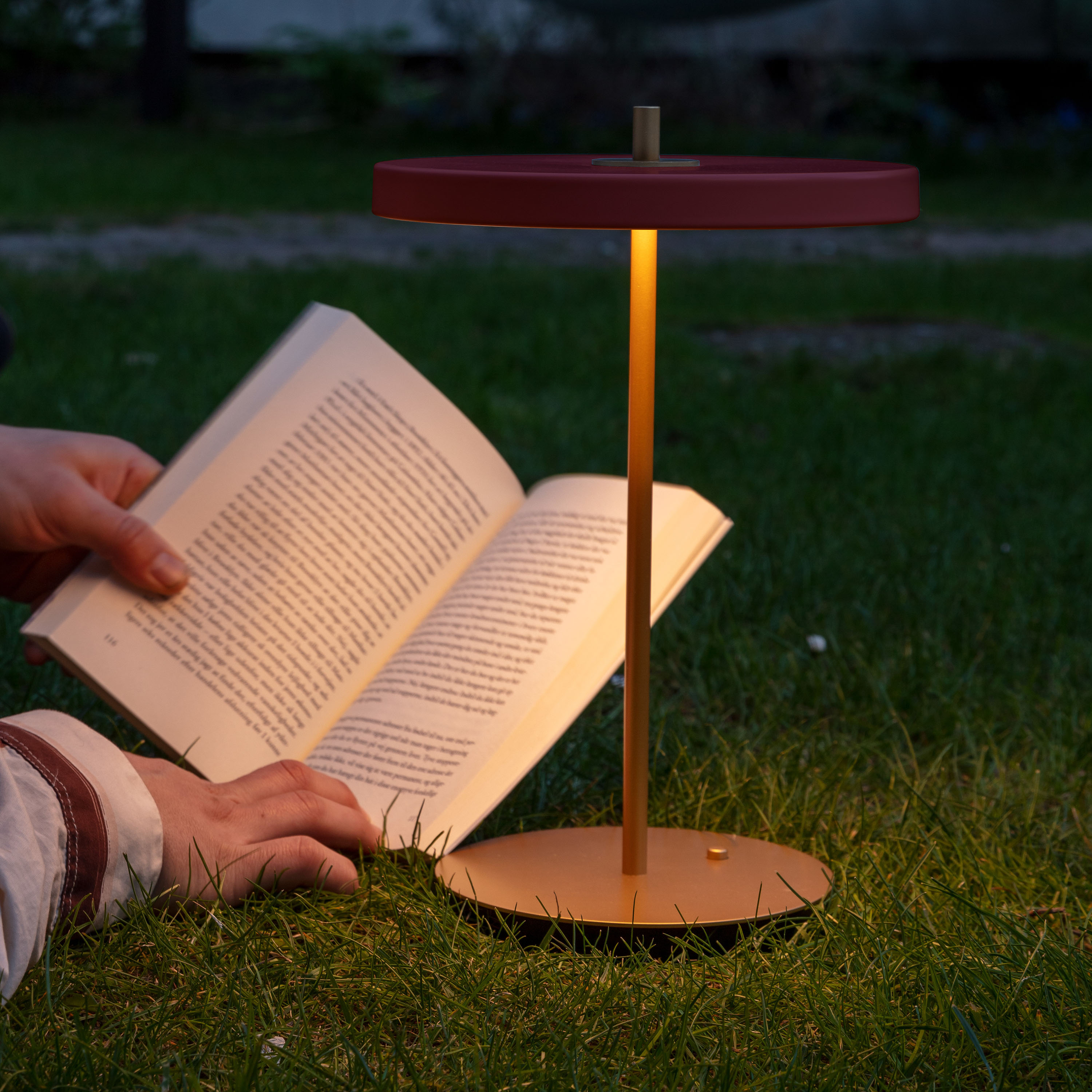 Umage Asteria Move Tragbare Tischlampe Ruby Red