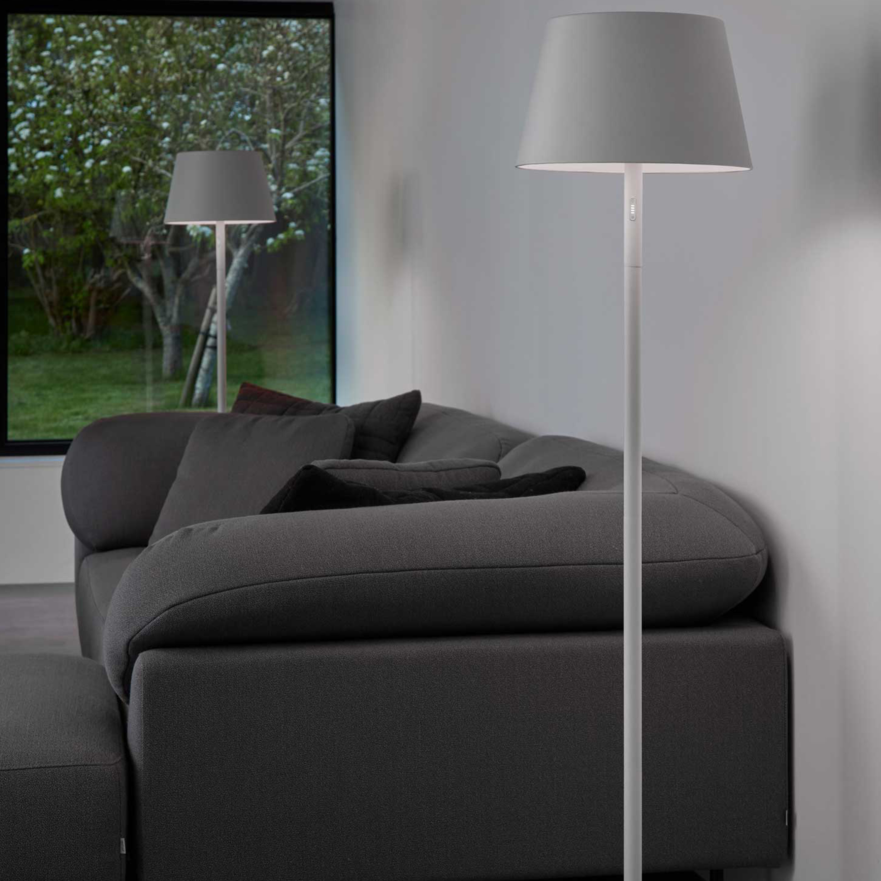 LOOM Design Modi  Portabel Golvlampa White