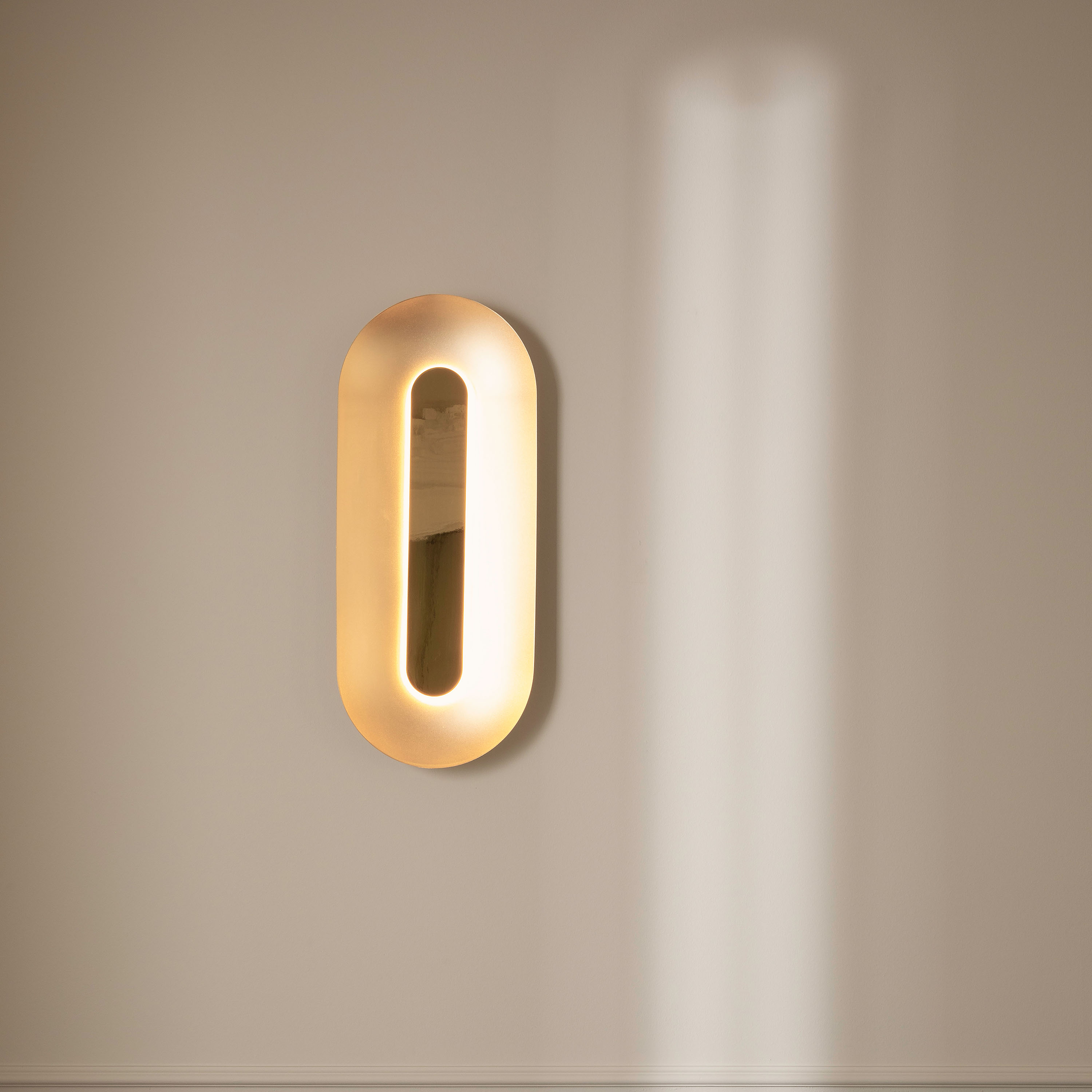 Nuura Sasi Vägglampa Brass Large