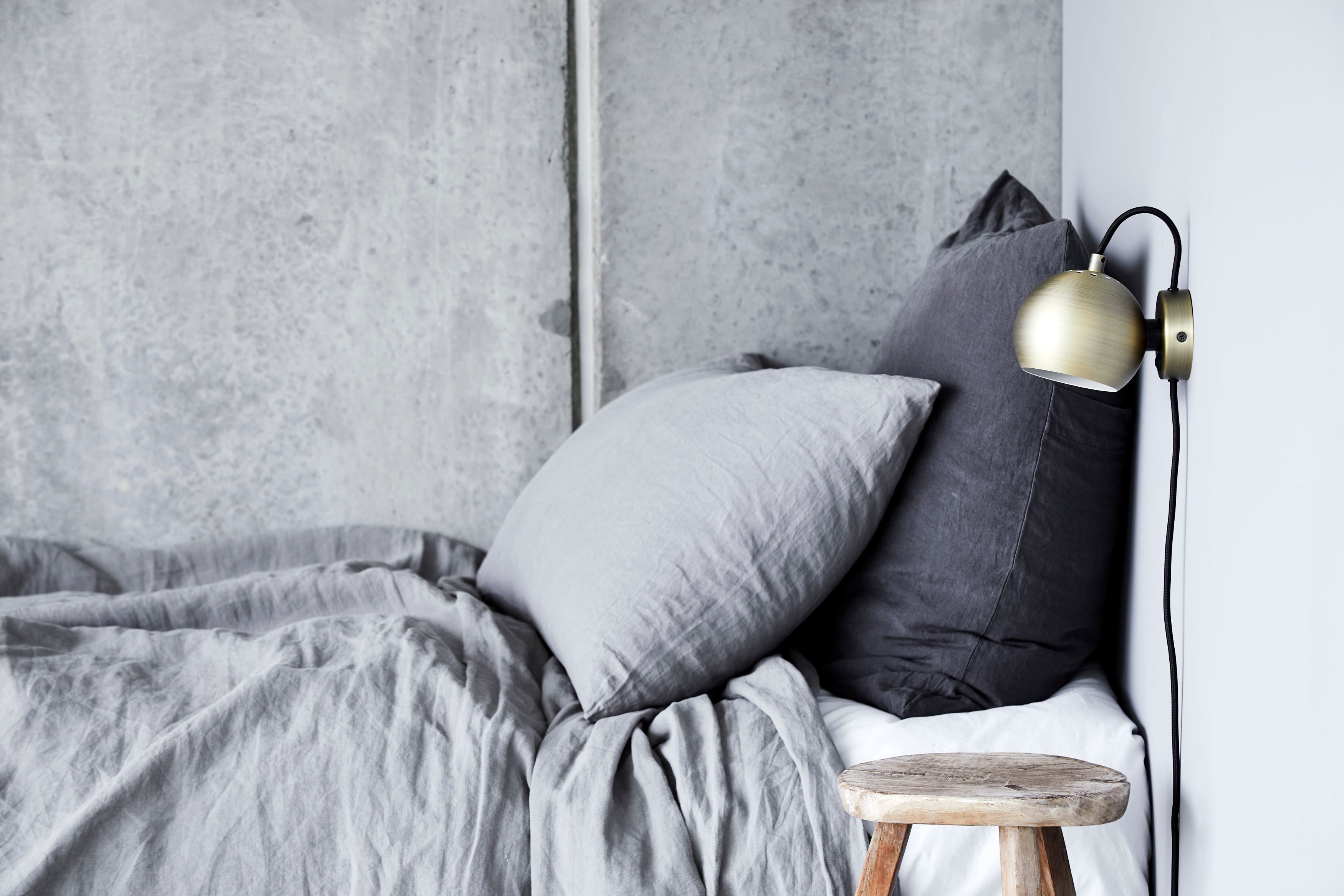 Frandsen Ball Wandleuchte Mattes Antikmessing Ø12