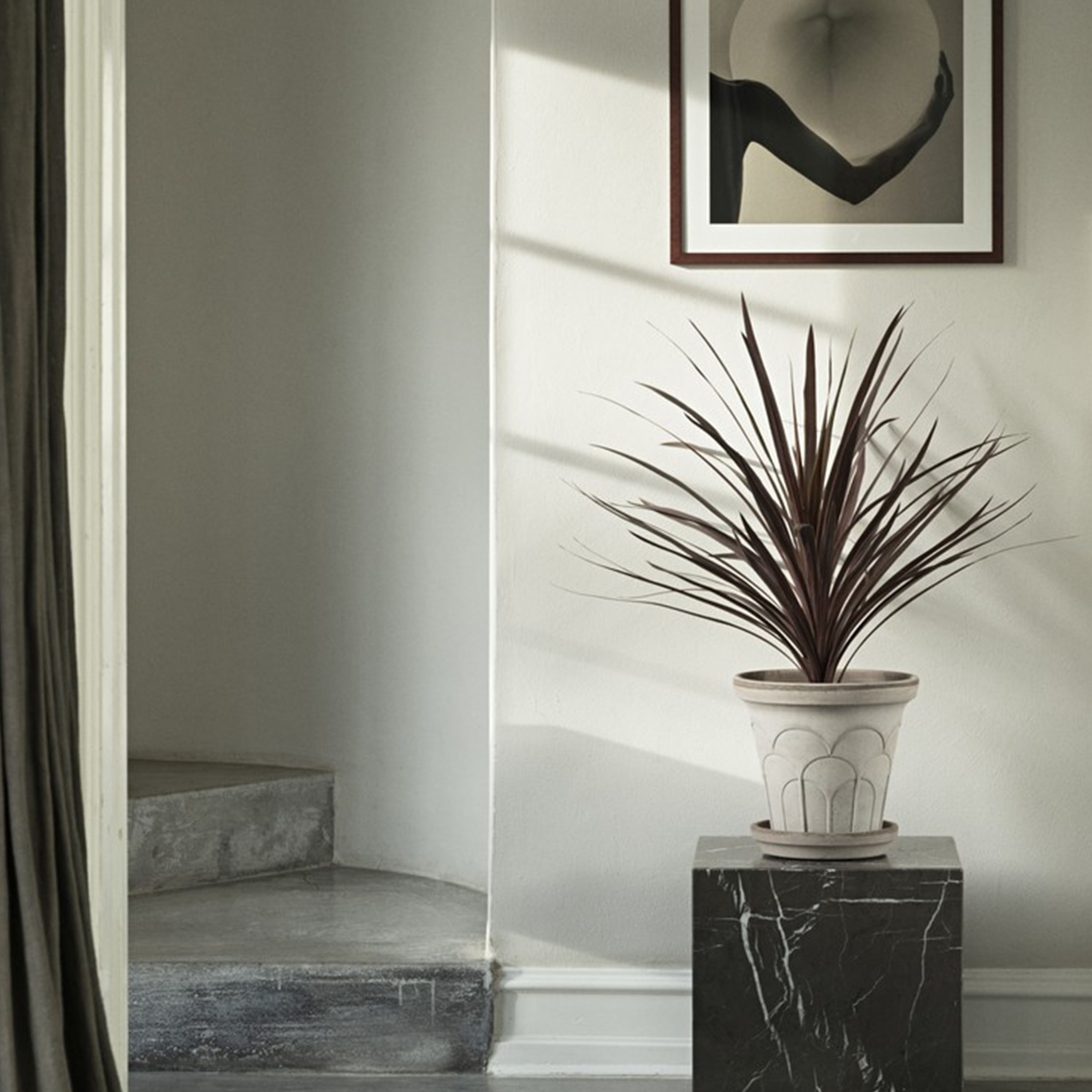 Bergs Potter Fleur Ruukku aluslautasella Raw Grey Ø28