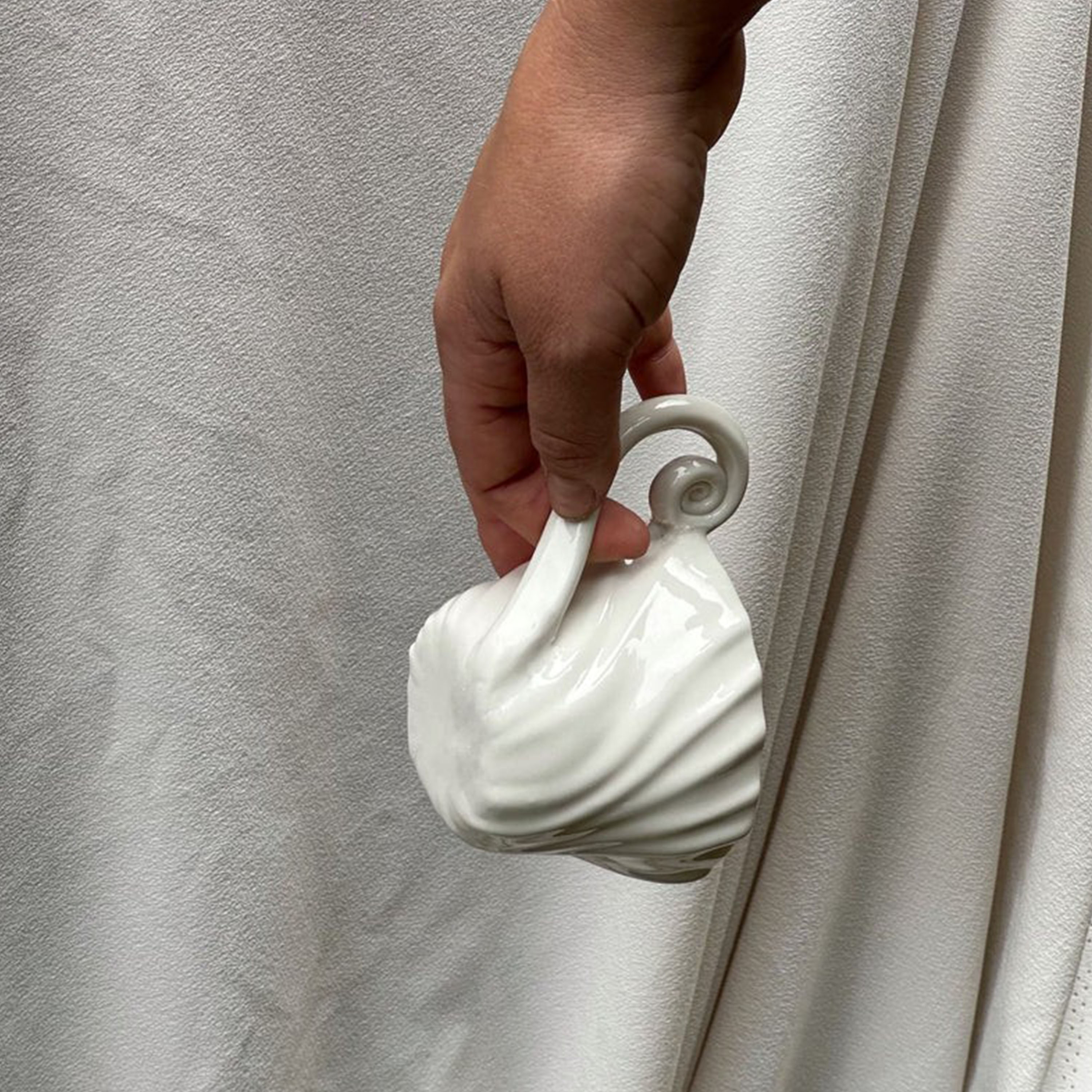 Atelier Marée The Tides Tasse mit Henkel Weiß