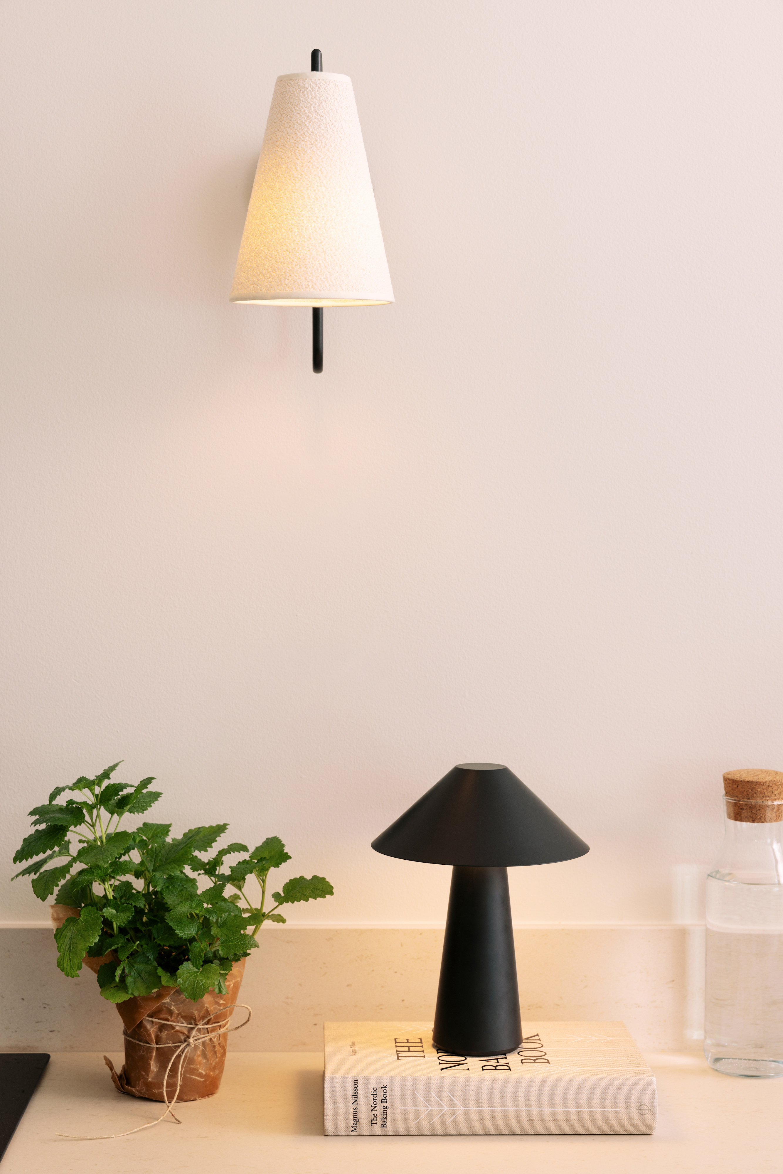 Globen Lighting Lou Vegglampe Bouclé Hvit/Svart