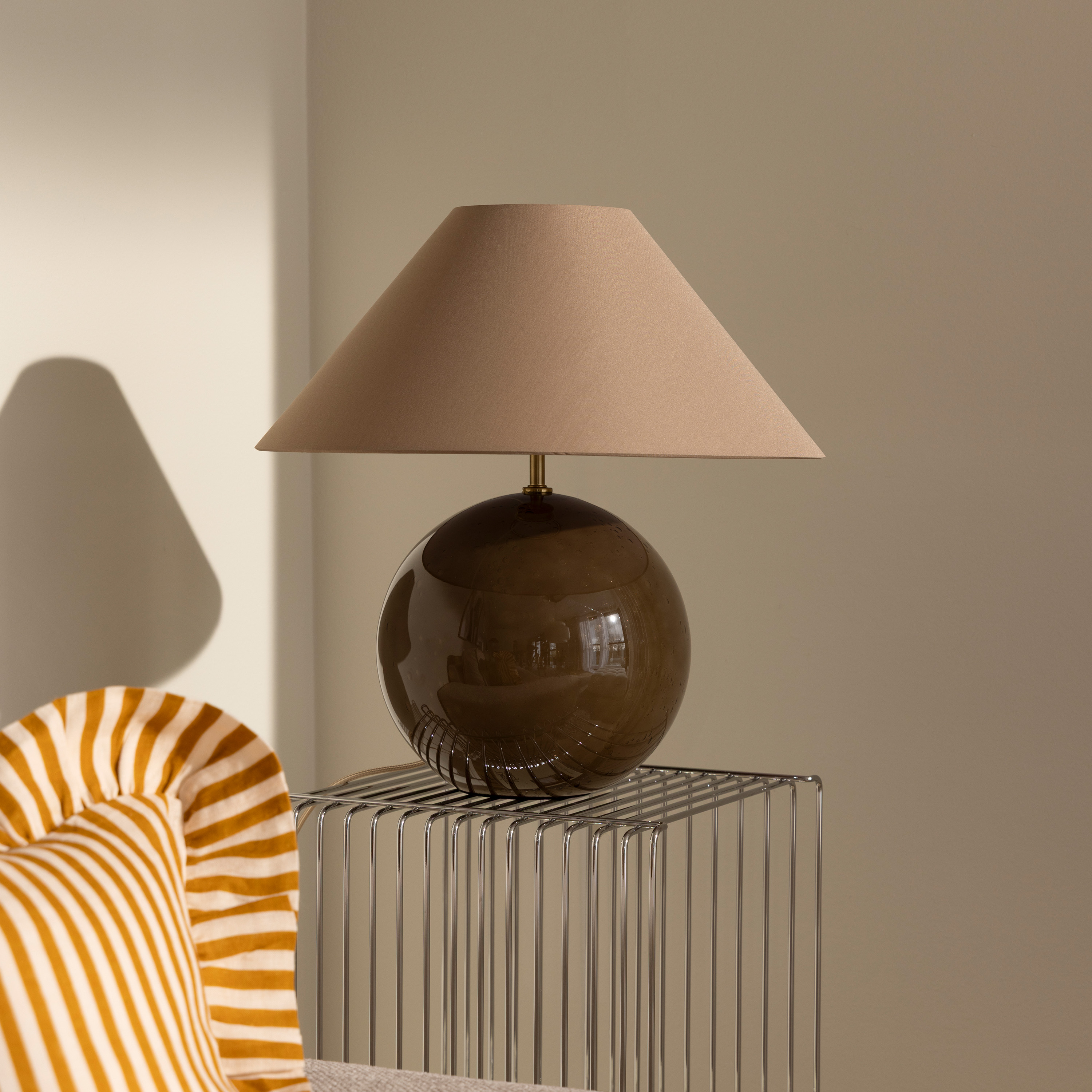 Globen Lighting Iris Bordlampe Mokka 45cm